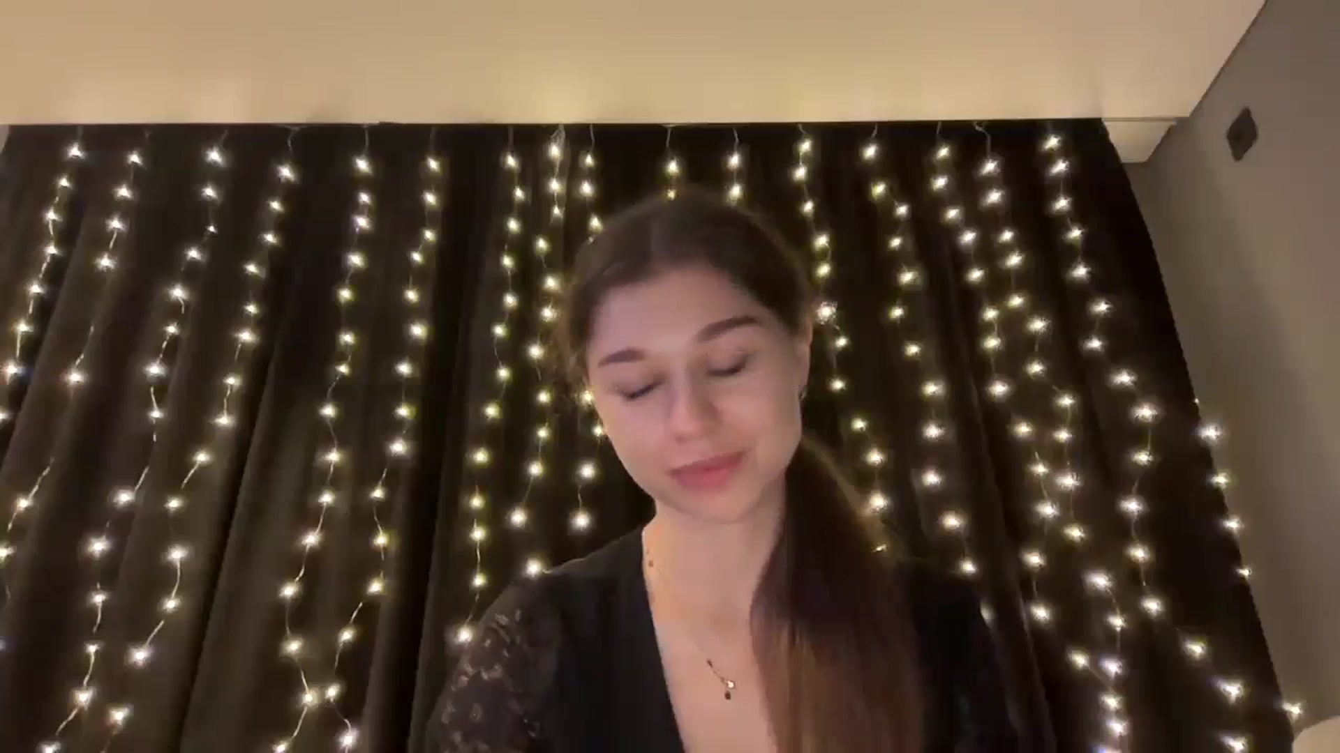 Gallery image thumbnail from JewelReigns's myfreecams stream on, 12/17/2025, 22:05 image 16 of 20