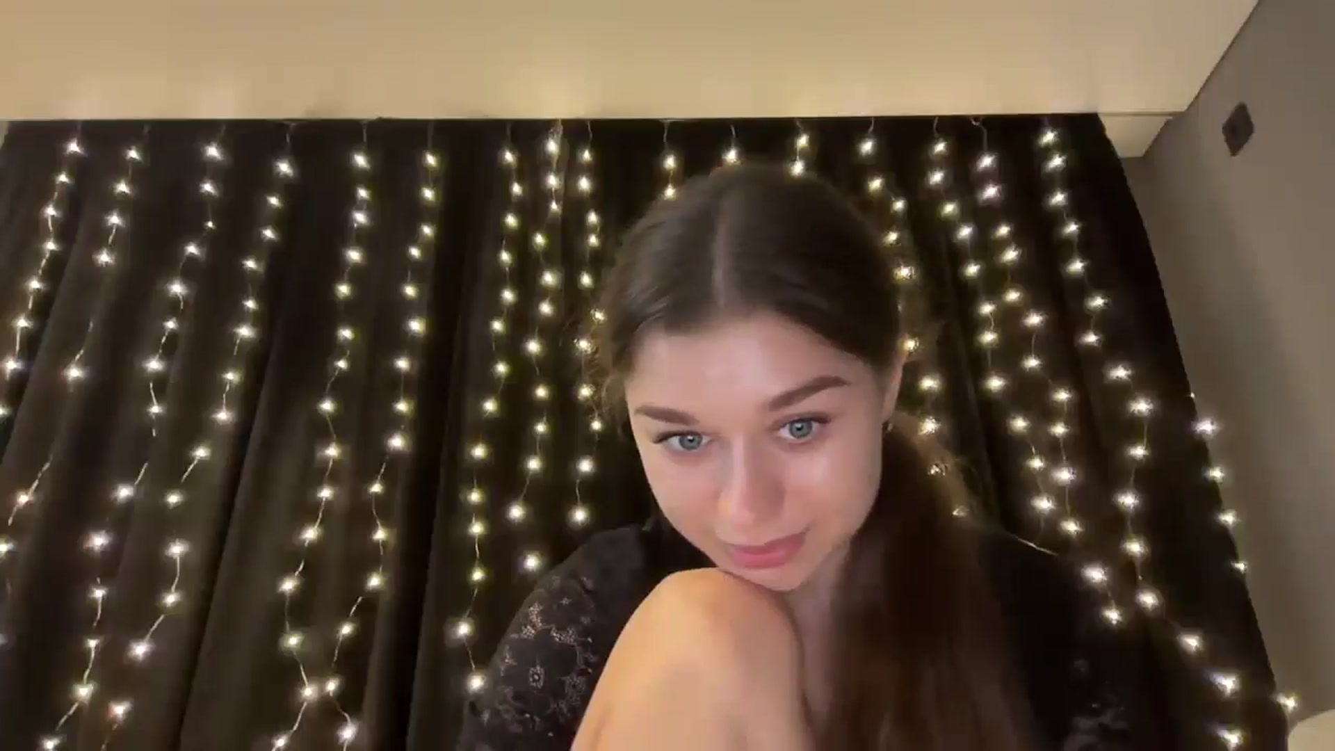 Gallery image thumbnail from JewelReigns's myfreecams stream on, 12/17/2025, 22:05 image 10 of 20