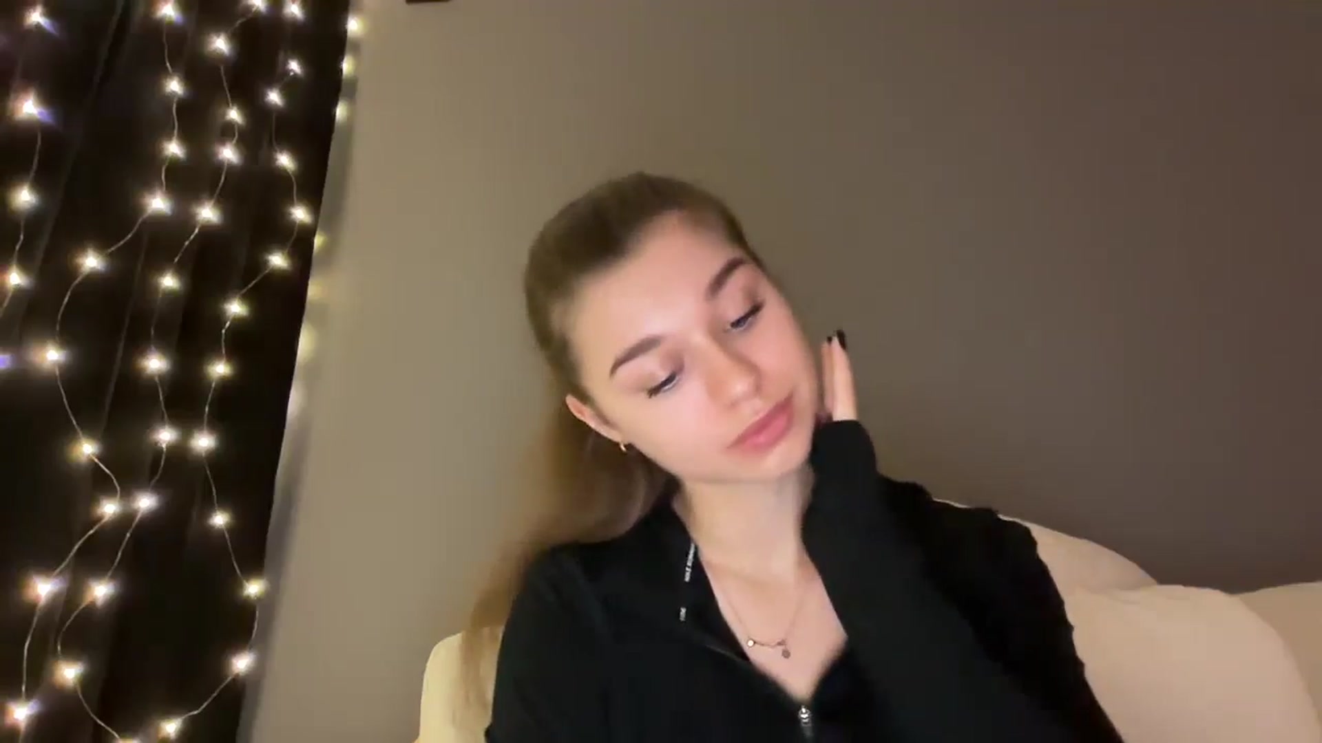 Gallery image thumbnail from JewelReigns's myfreecams stream on, 12/19/2025, 17:36 image 15 of 20