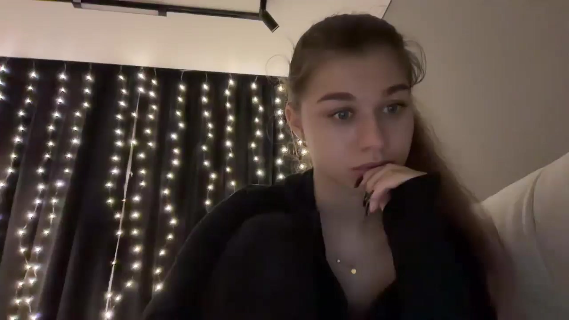 Gallery image thumbnail from JewelReigns's myfreecams stream on, 12/19/2025, 22:04 image 1 of 20