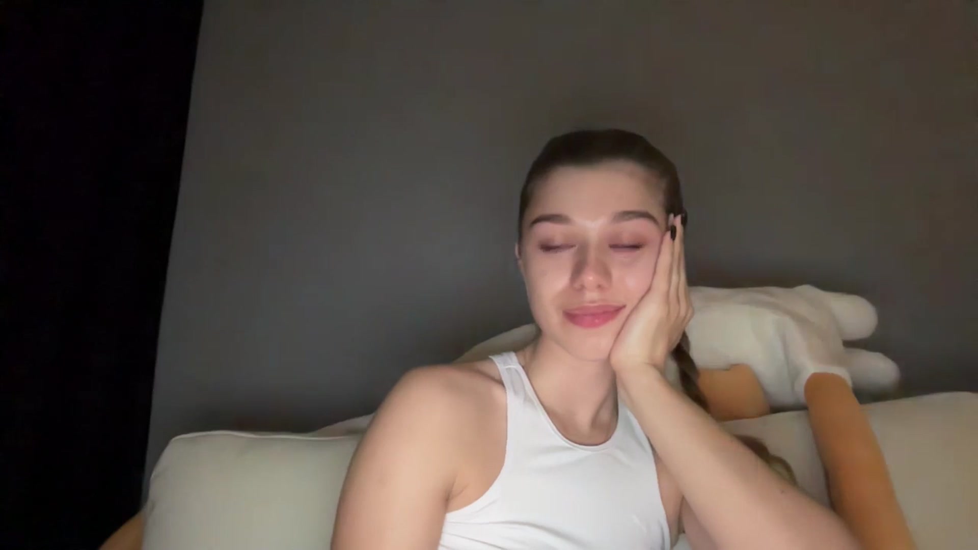 Gallery image thumbnail from JewelReigns's myfreecams stream on, 04/28/2026, 21:04 image 12 of 20