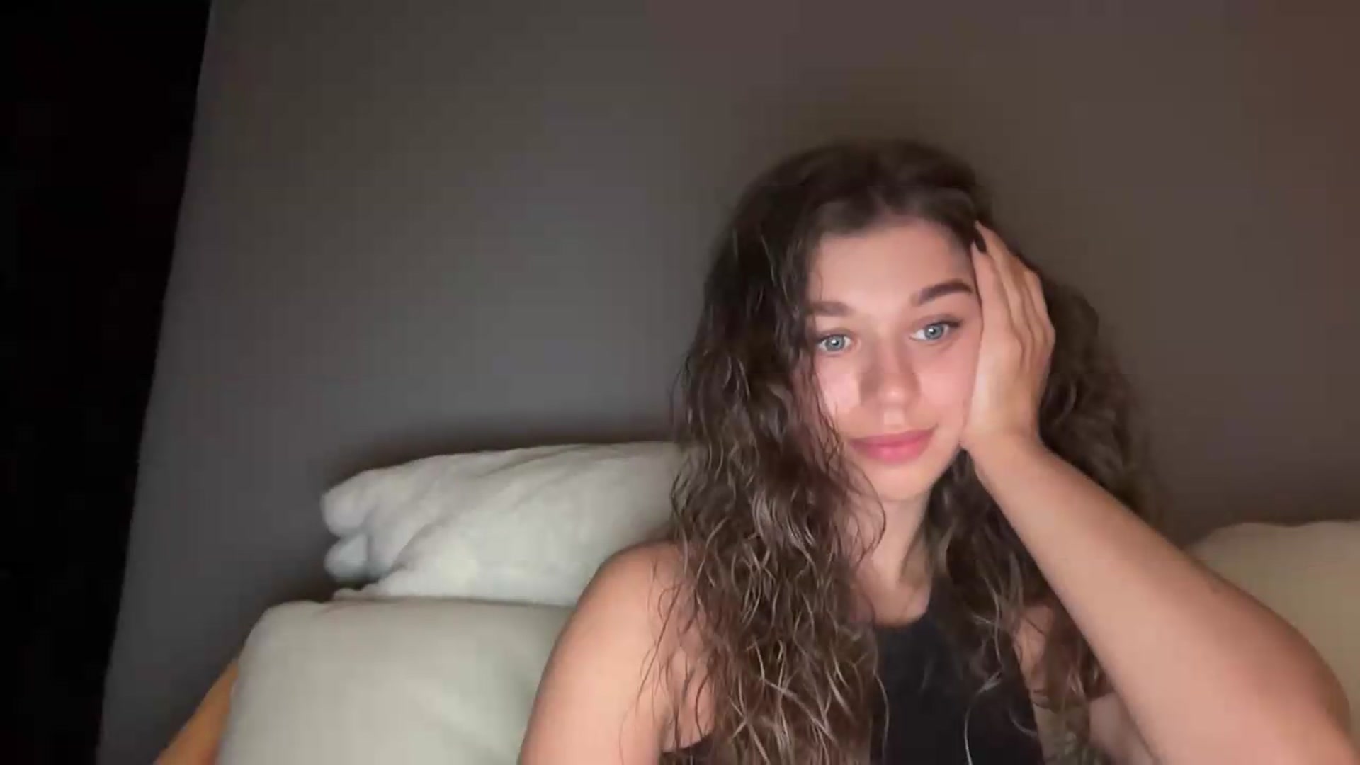 Gallery image thumbnail from JewelReigns's myfreecams stream on, 07/05/2026, 22:52 image 9 of 20