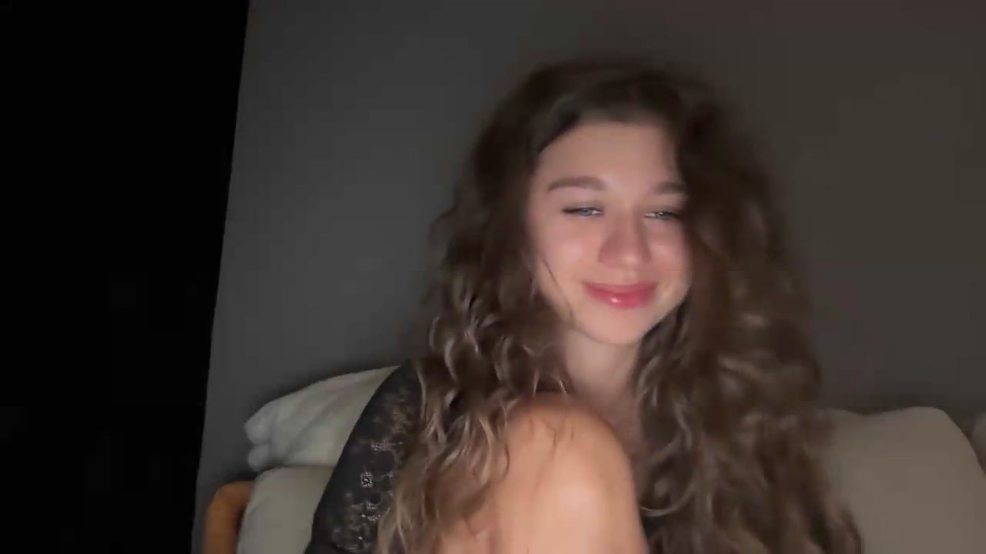 Gallery image thumbnail from JewelReigns's myfreecams stream on, 08/28/2026, 23:14 image 9 of 20
