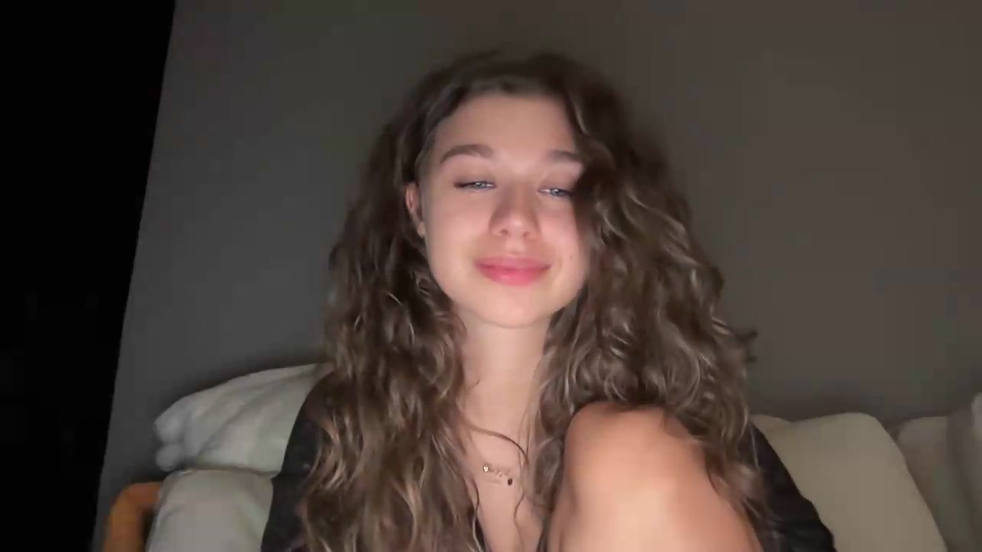 Gallery image thumbnail from JewelReigns's myfreecams stream on, 08/28/2026, 23:14 image 7 of 20