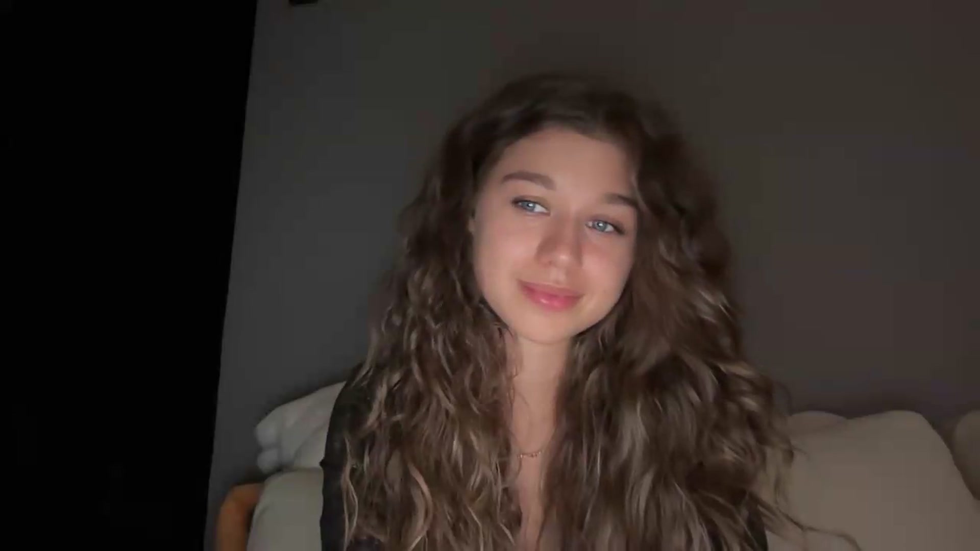 Gallery image thumbnail from JewelReigns's myfreecams stream on, 08/28/2026, 23:14 image 19 of 20