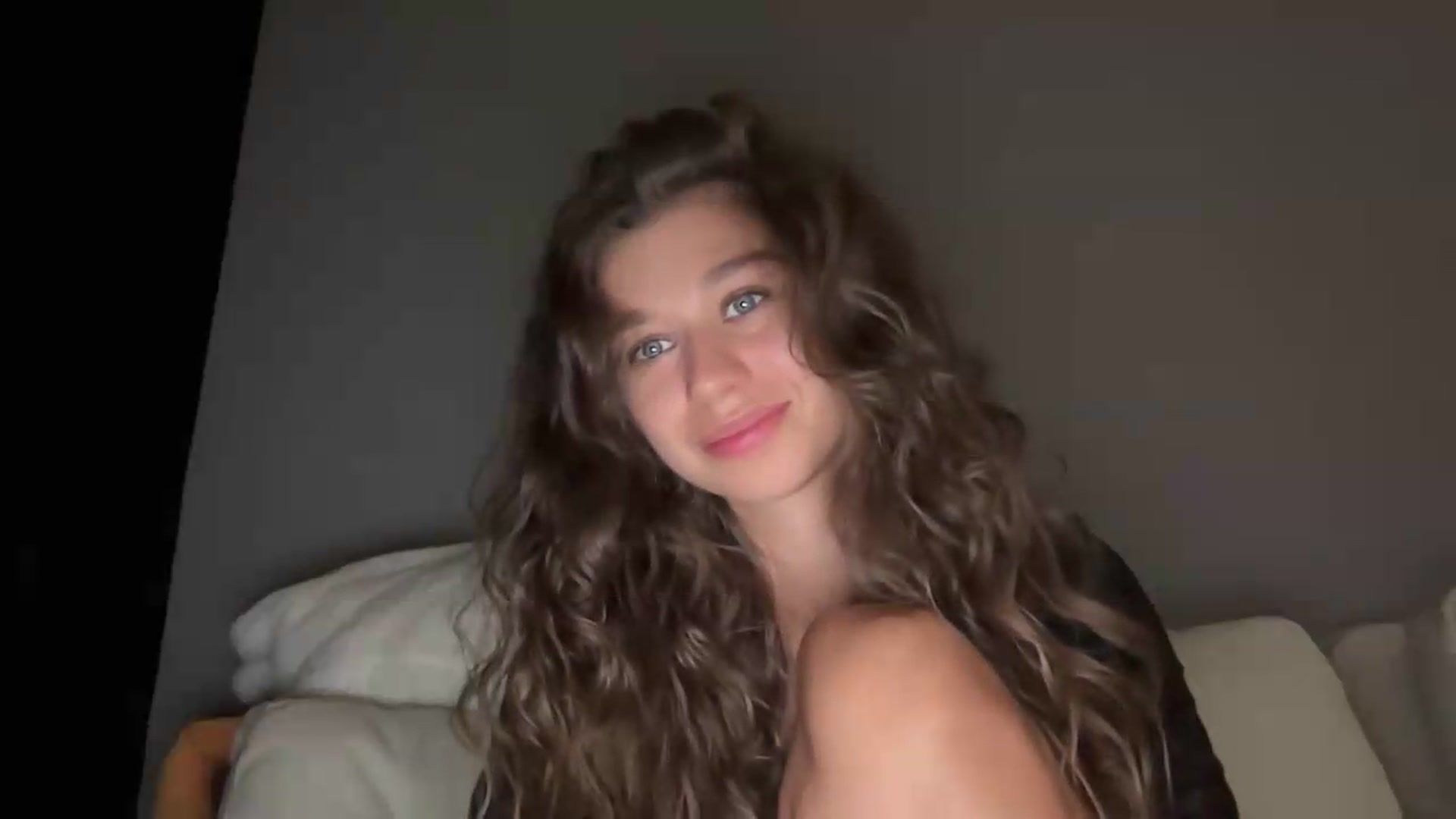 Gallery image thumbnail from JewelReigns's myfreecams stream on, 08/28/2026, 23:14 image 6 of 20
