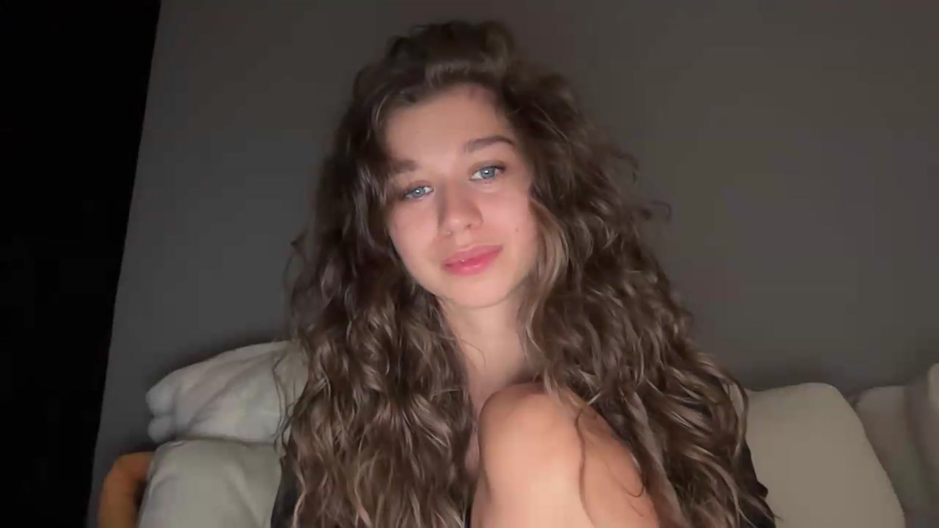 Gallery image thumbnail from JewelReigns's myfreecams stream on, 08/28/2026, 23:14 image 4 of 20