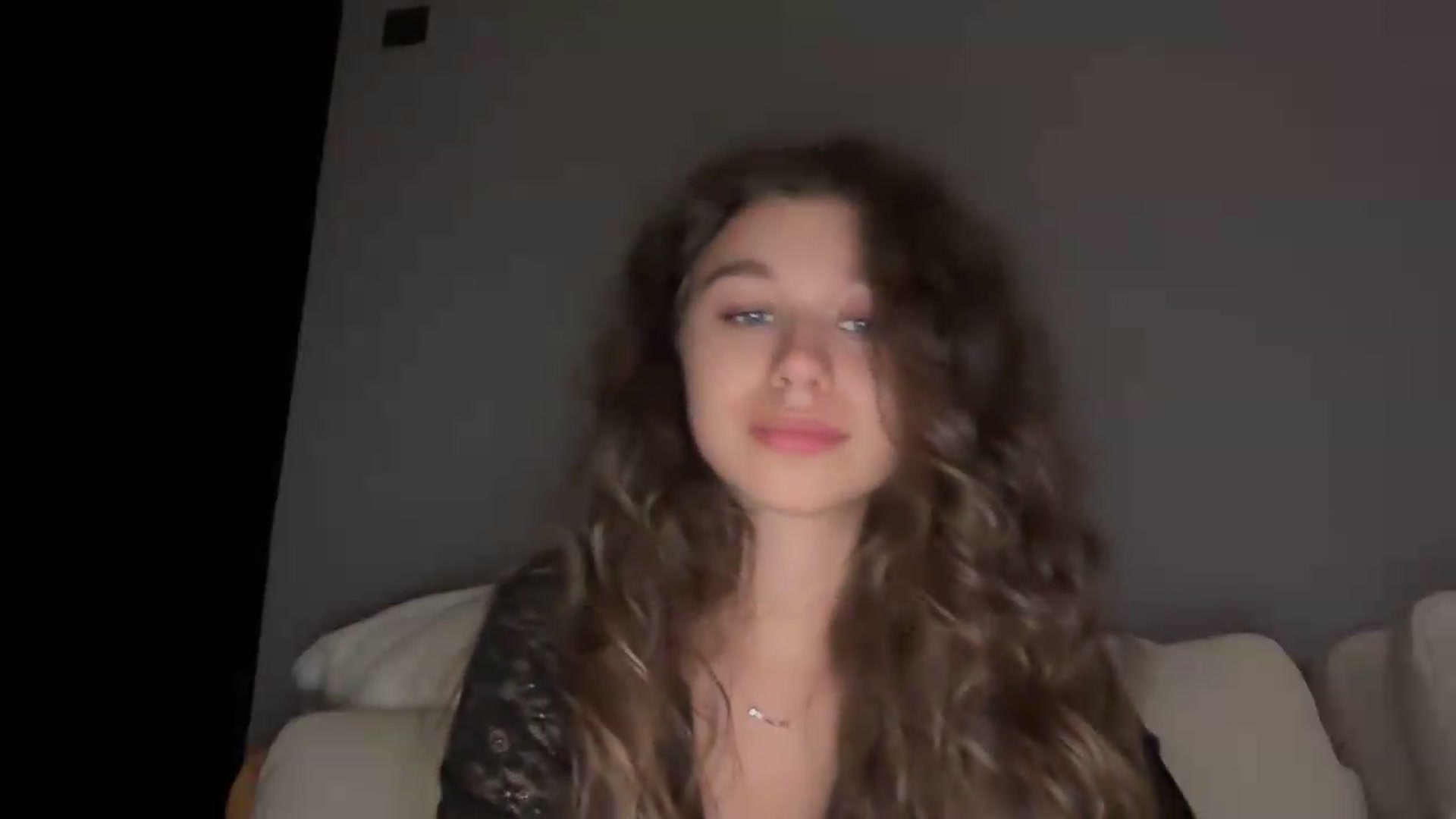 Gallery image thumbnail from JewelReigns's myfreecams stream on, 08/29/2026, 24:11 image 15 of 20