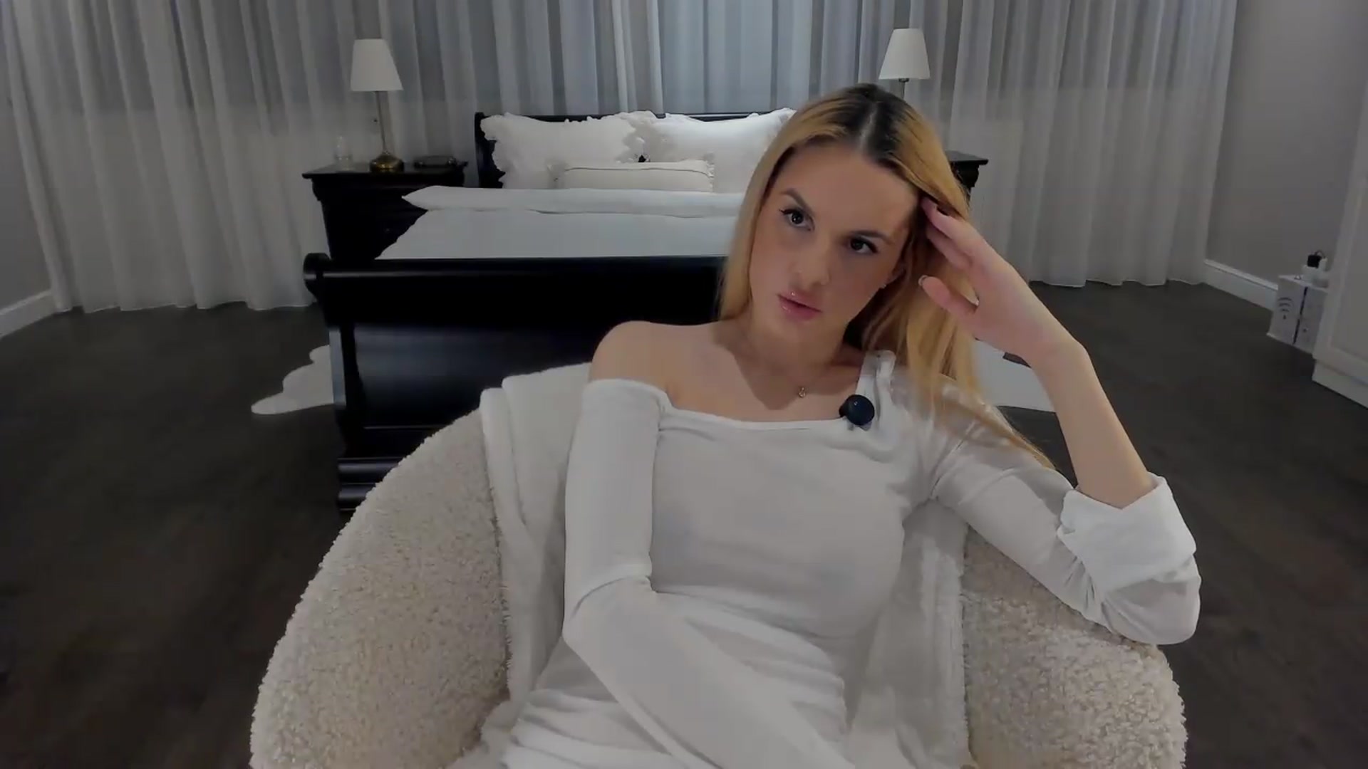 Gallery image thumbnail from Jewelles's myfreecams stream on, 08/15/2026, 20:01 image 15 of 20