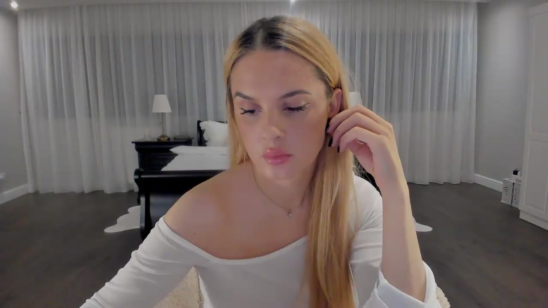 Gallery image thumbnail from Jewelles's myfreecams stream on, 08/15/2026, 20:01 image 19 of 20