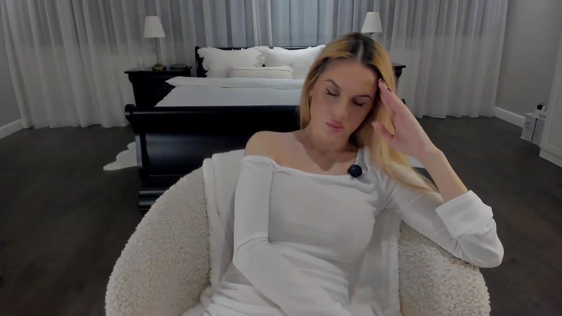 Gallery image thumbnail from Jewelles's myfreecams stream on, 08/15/2026, 20:01 image 14 of 20