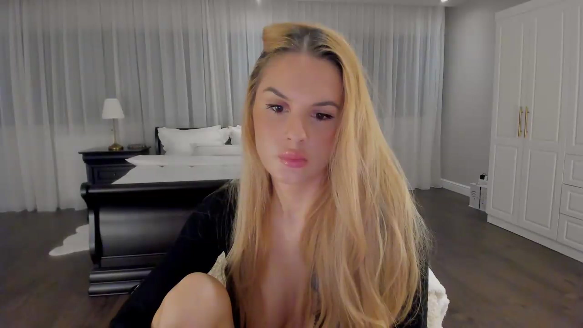 Gallery image thumbnail from Jewelles's myfreecams stream on, 08/16/2026, 20:49 image 12 of 20