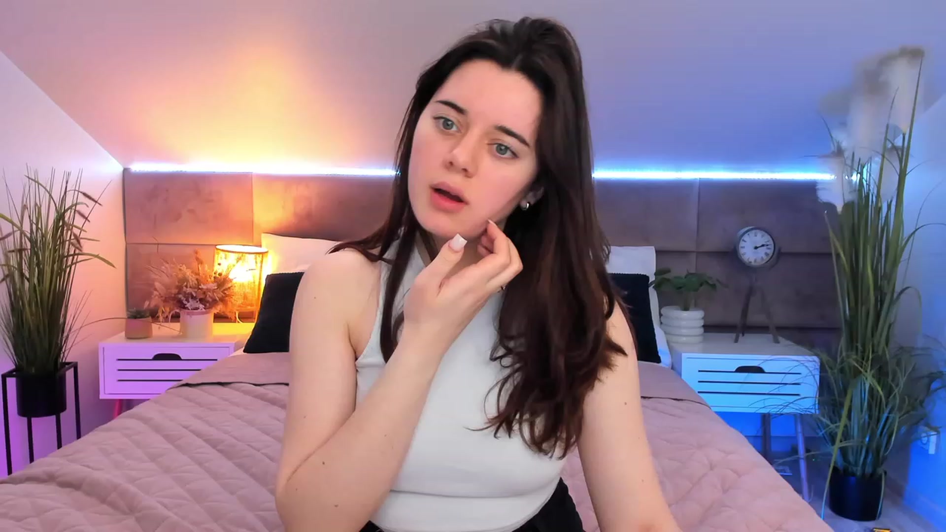 Gallery image thumbnail from JeyEvans's myfreecams stream on, 04/07/2023, 08:36 image 15 of 20