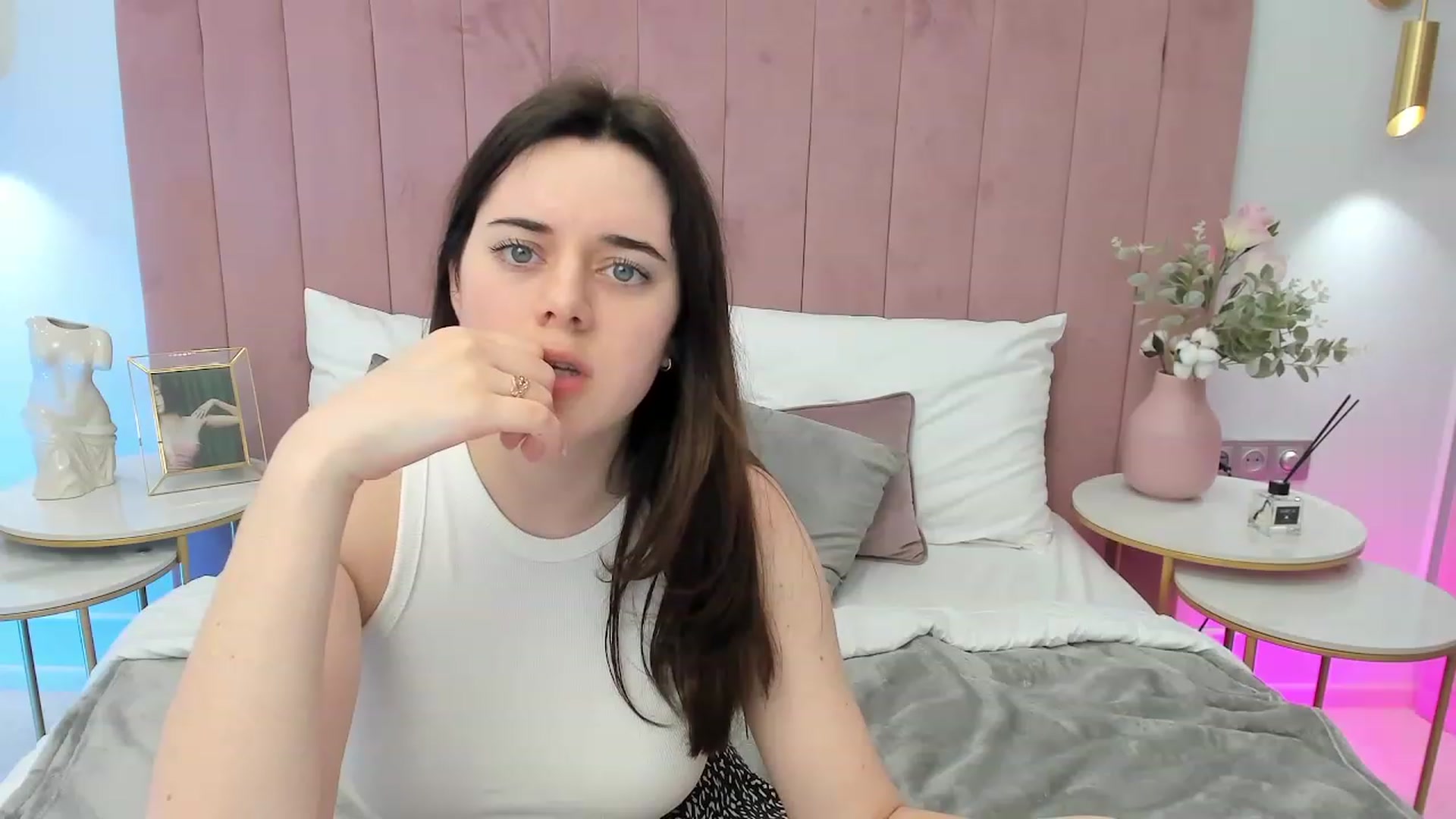 Gallery image thumbnail from JeyEvans's myfreecams stream on, 06/12/2023, 18:07 image 19 of 20