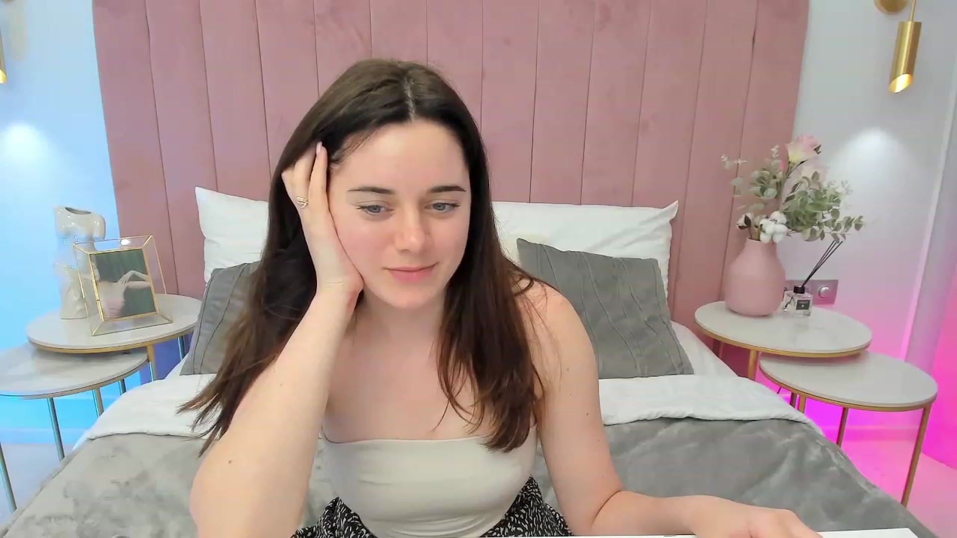 Gallery image thumbnail from JeyEvans's myfreecams stream on, 06/19/2023, 16:05 image 14 of 20