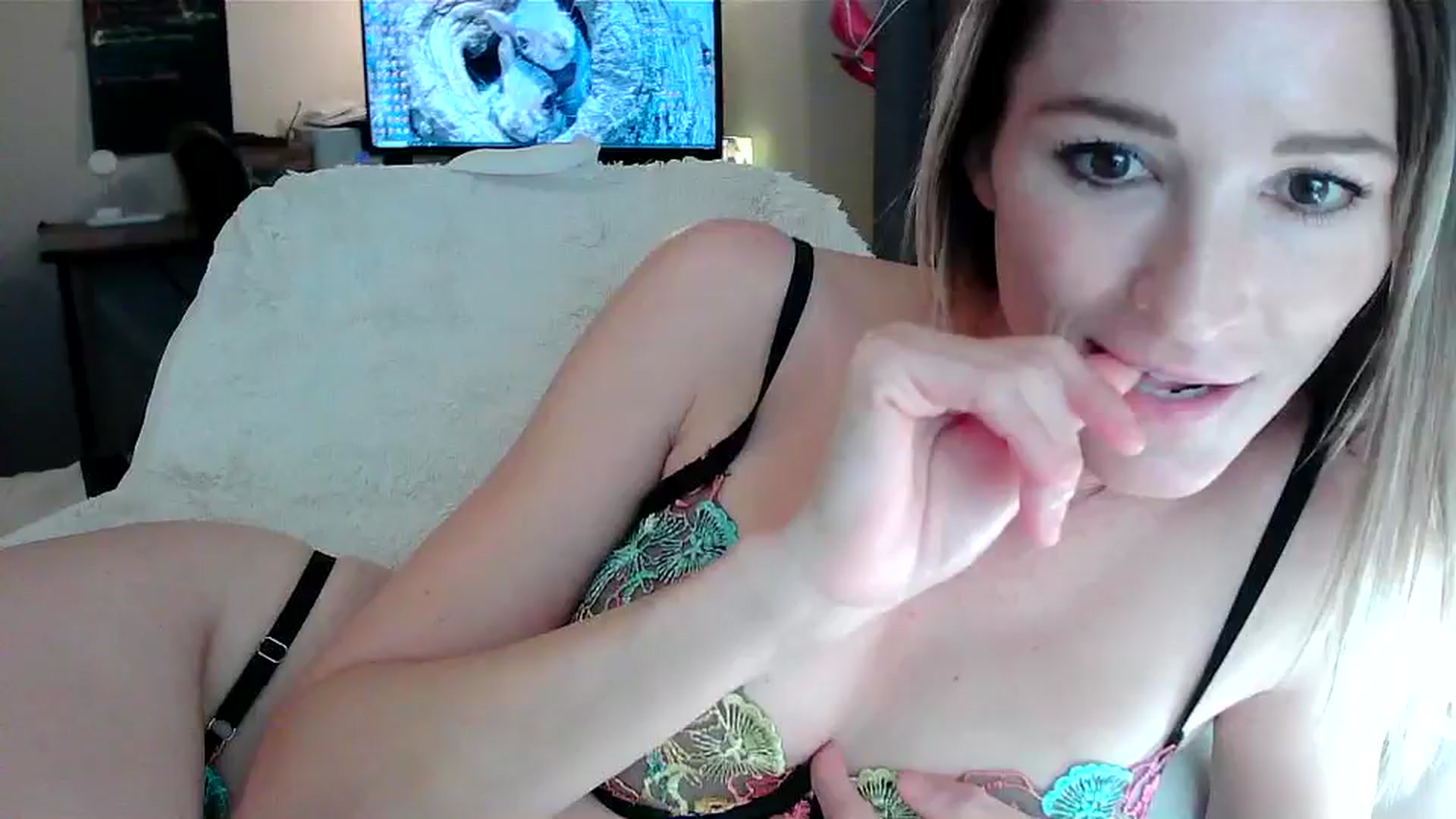 Gallery image thumbnail from JilliaJade's myfreecams stream on, 12/09/2024, 16:15 image 3 of 20