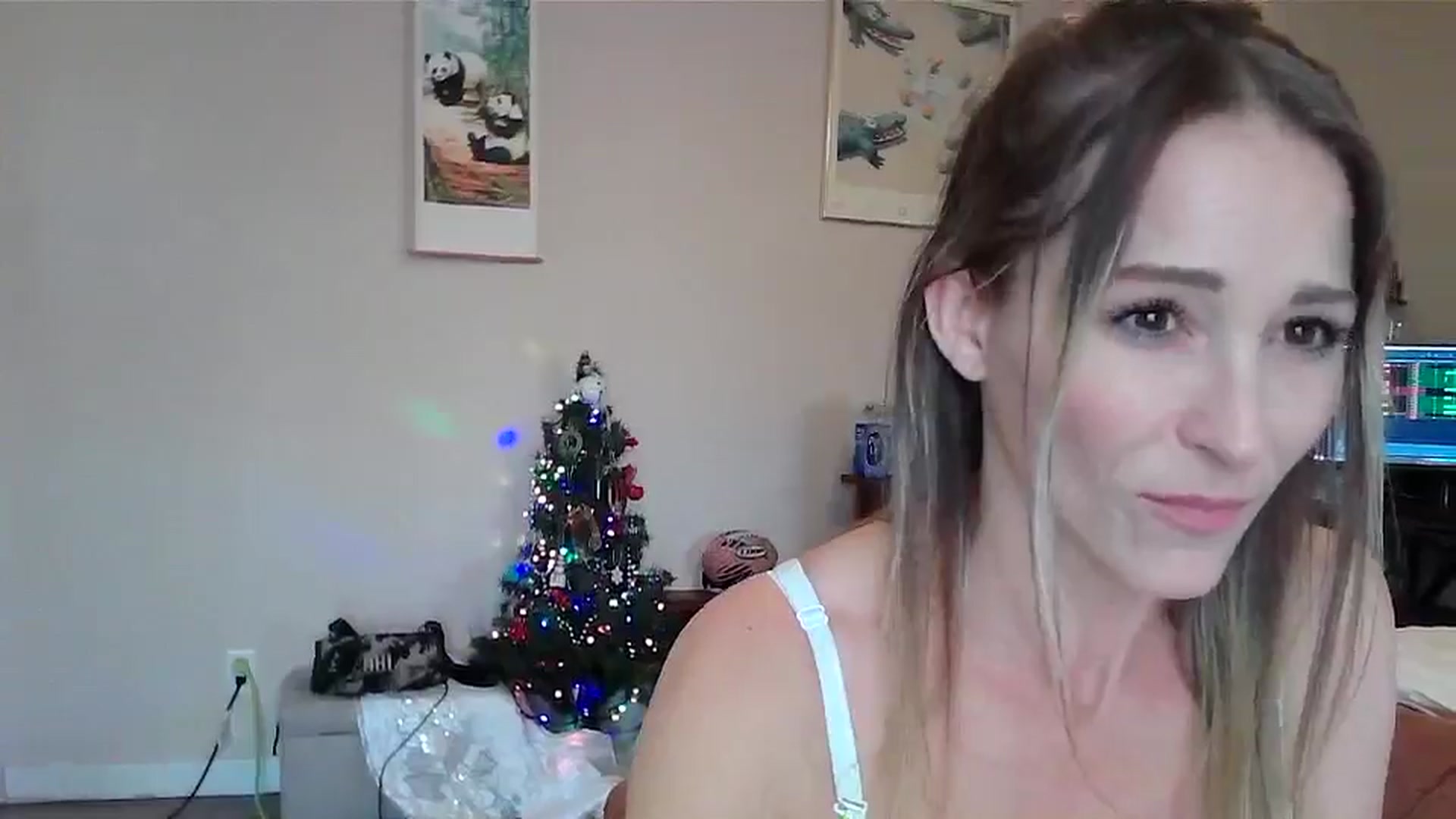 Gallery image thumbnail from JilliaJade's myfreecams stream on, 12/23/2024, 18:48 image 15 of 20