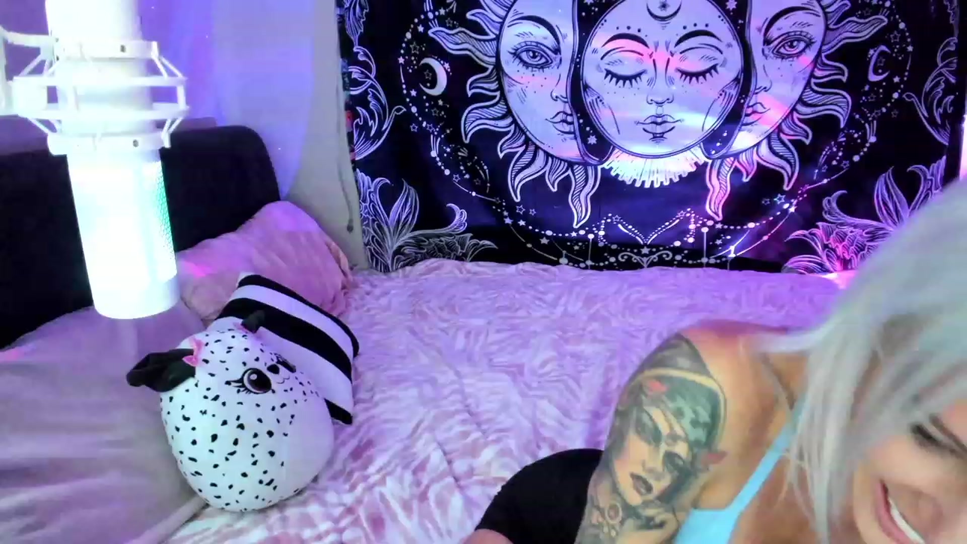 Gallery image thumbnail from Jingle_Bellez's myfreecams stream on, 12/16/2023, 05:51 image 12 of 20