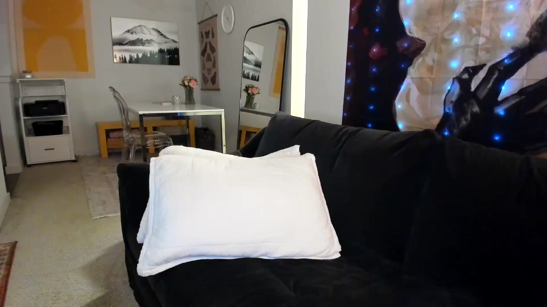 Gallery image thumbnail from JinnaWhite's myfreecams stream on, 10/10/2024, 24:31 image 10 of 20