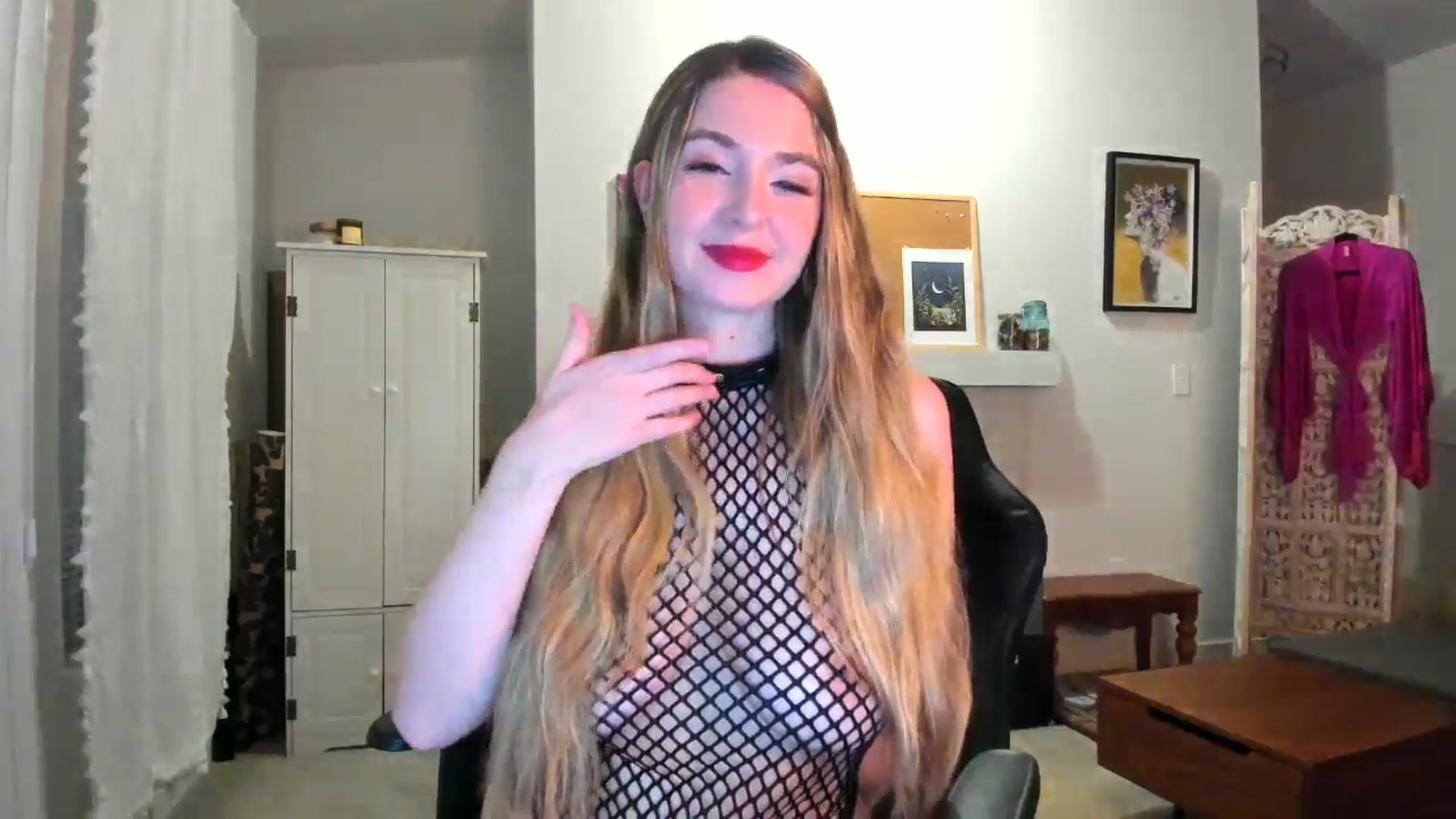 Gallery image thumbnail from JinnaWhite's myfreecams stream on, 01/15/2025, 04:35 image 4 of 20