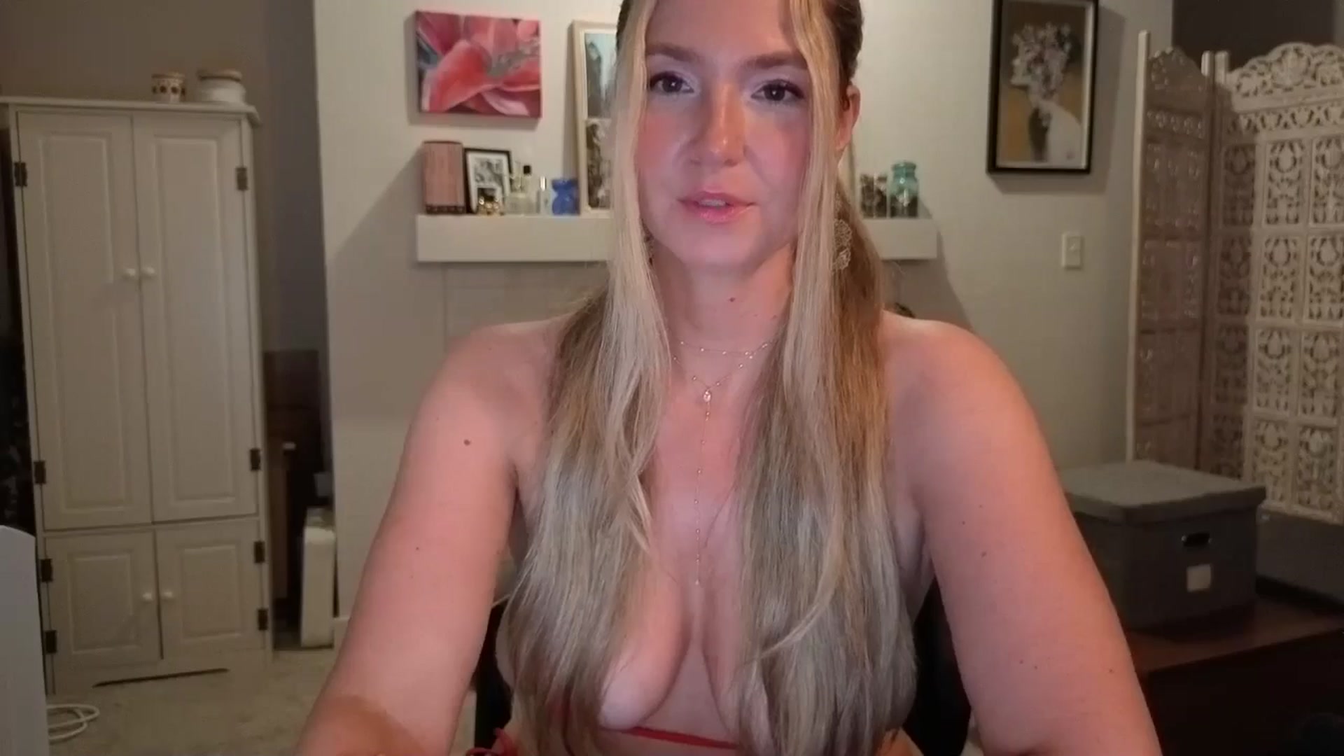 Gallery image thumbnail from JinnaWhite's myfreecams stream on, 06/06/2025, 06:23 image 20 of 20