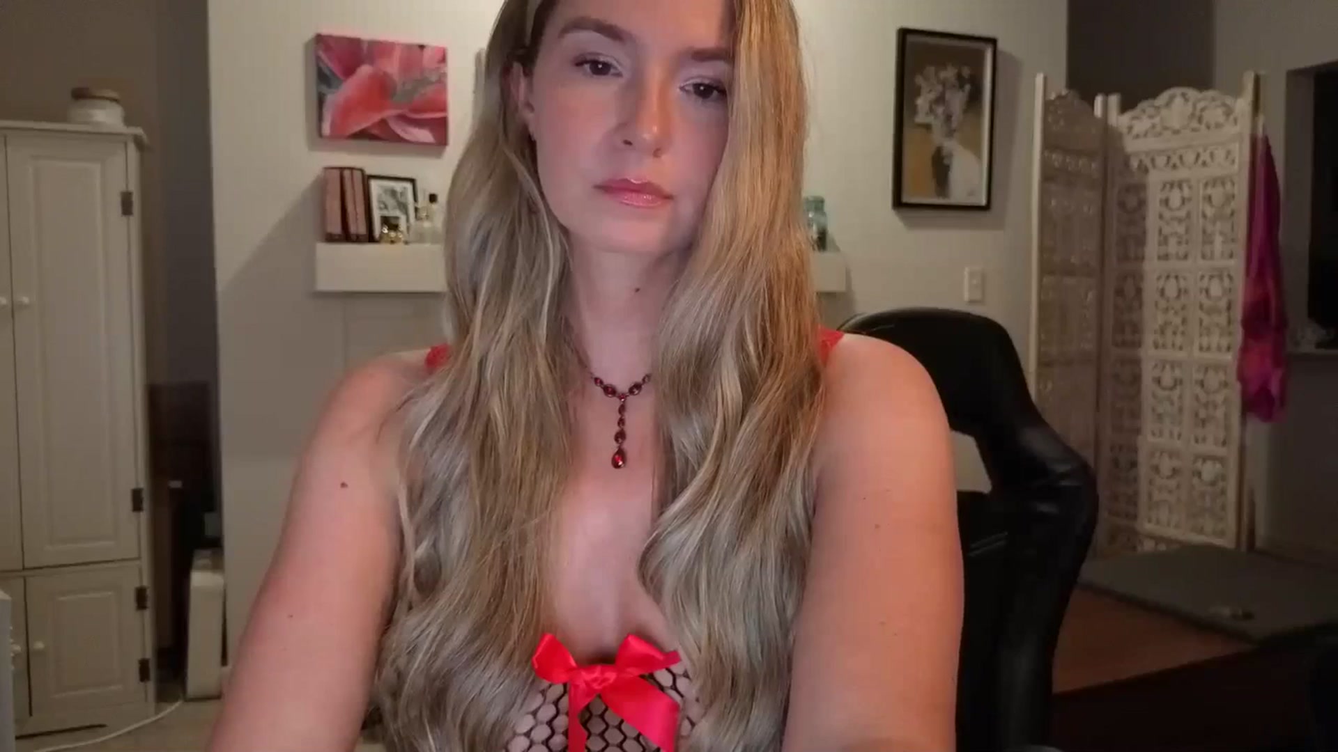 Gallery image thumbnail from JinnaWhite's myfreecams stream on, 06/28/2025, 03:50 image 3 of 20