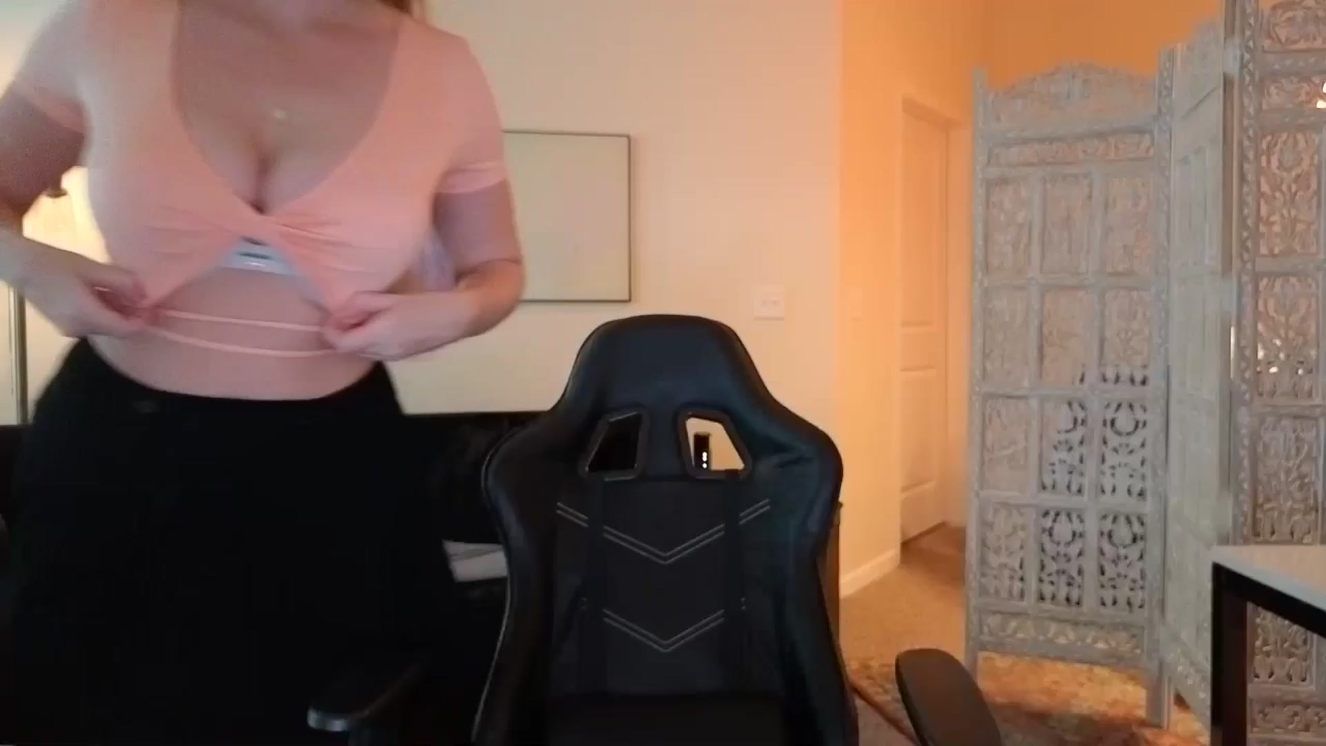 Gallery image thumbnail from JinnaWhite's myfreecams stream on, 09/19/2025, 02:19 image 6 of 20