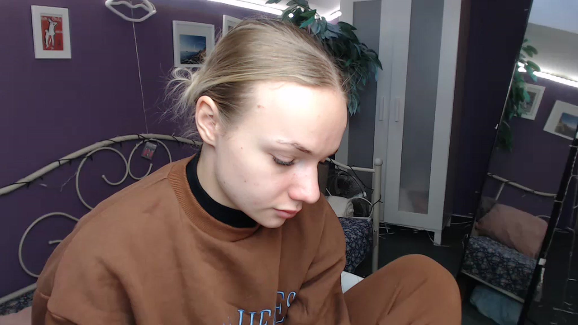 Gallery image thumbnail from JoanQueen's myfreecams stream on, 12/06/2022, 09:41 image 5 of 20