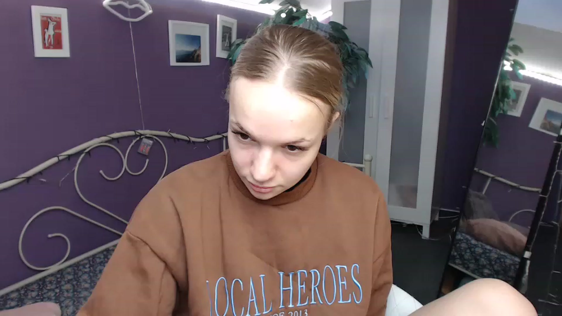 Gallery image thumbnail from JoanQueen's myfreecams stream on, 12/06/2022, 11:04 image 1 of 20