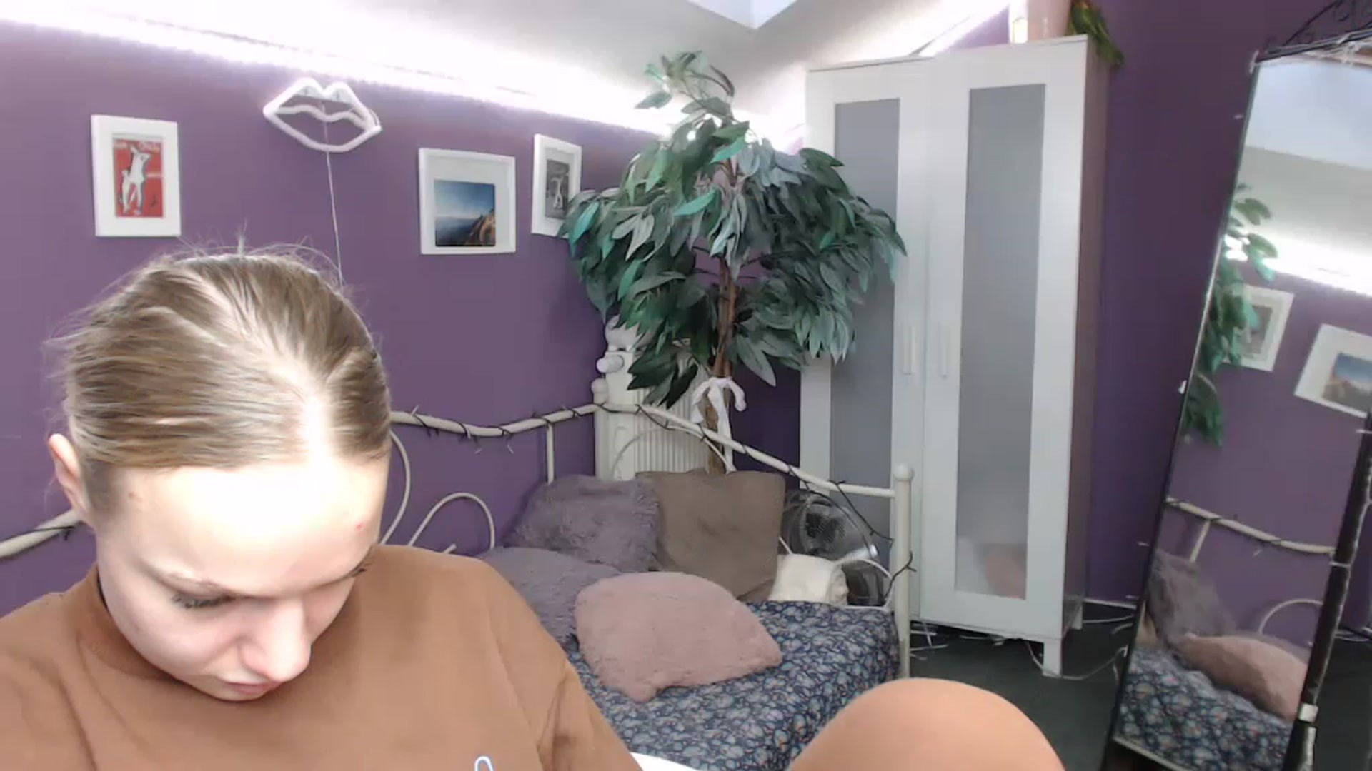 Gallery image thumbnail from JoanQueen's myfreecams stream on, 12/06/2022, 13:37 image 15 of 20