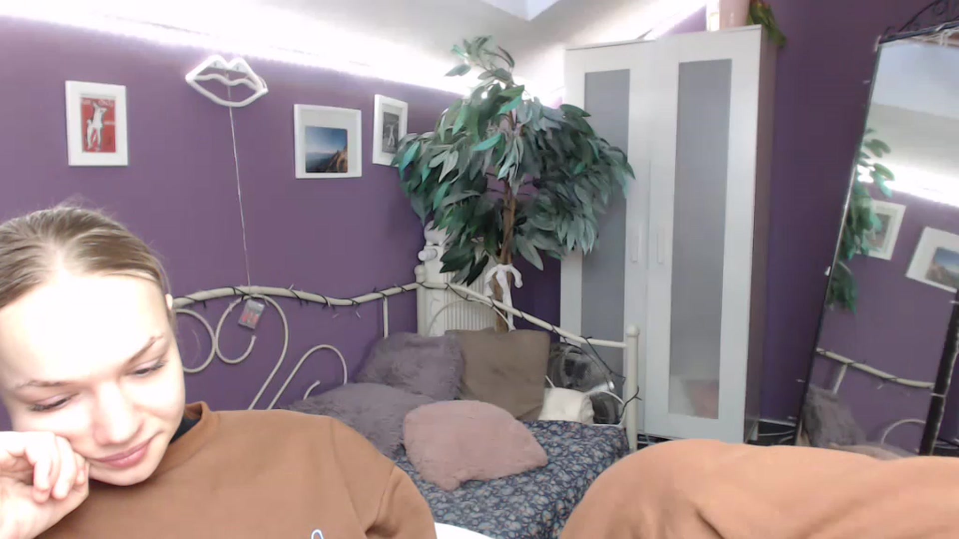 Gallery image thumbnail from JoanQueen's myfreecams stream on, 12/06/2022, 13:37 image 20 of 20