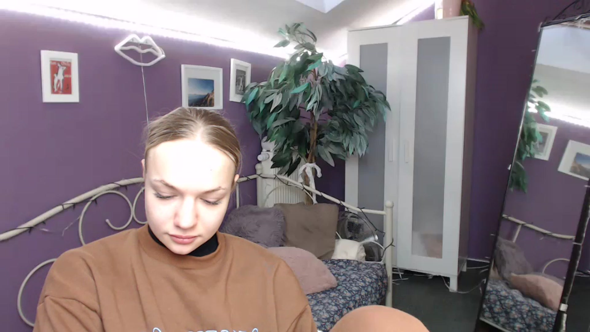 Gallery image thumbnail from JoanQueen's myfreecams stream on, 12/06/2022, 13:37 image 16 of 20