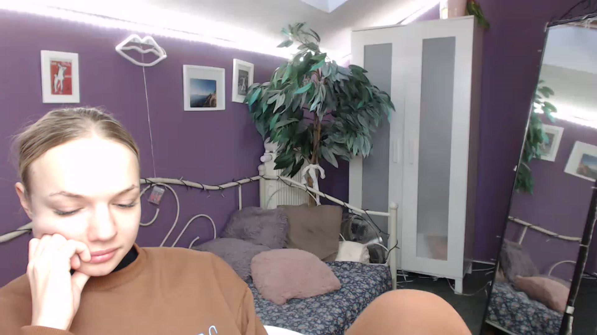 Gallery image thumbnail from JoanQueen's myfreecams stream on, 12/06/2022, 13:37 image 18 of 20