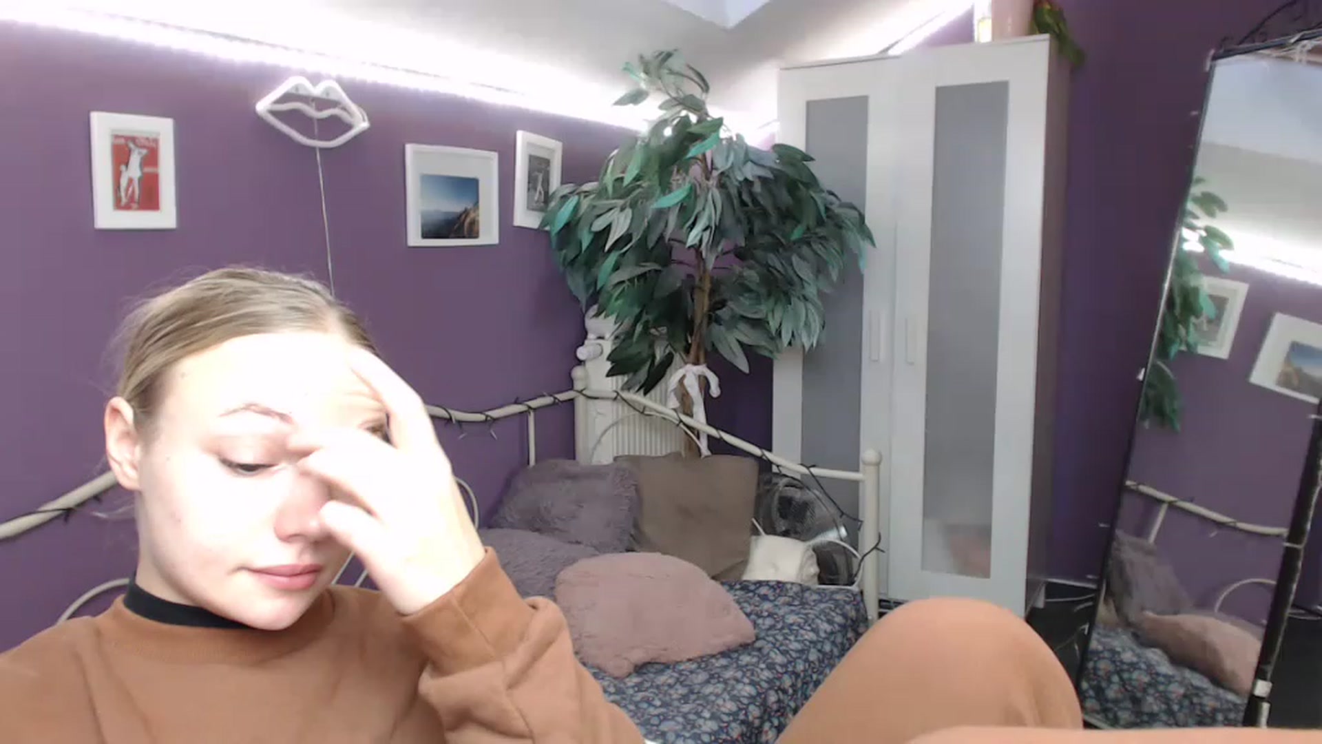 Gallery image thumbnail from JoanQueen's myfreecams stream on, 12/06/2022, 13:37 image 19 of 20