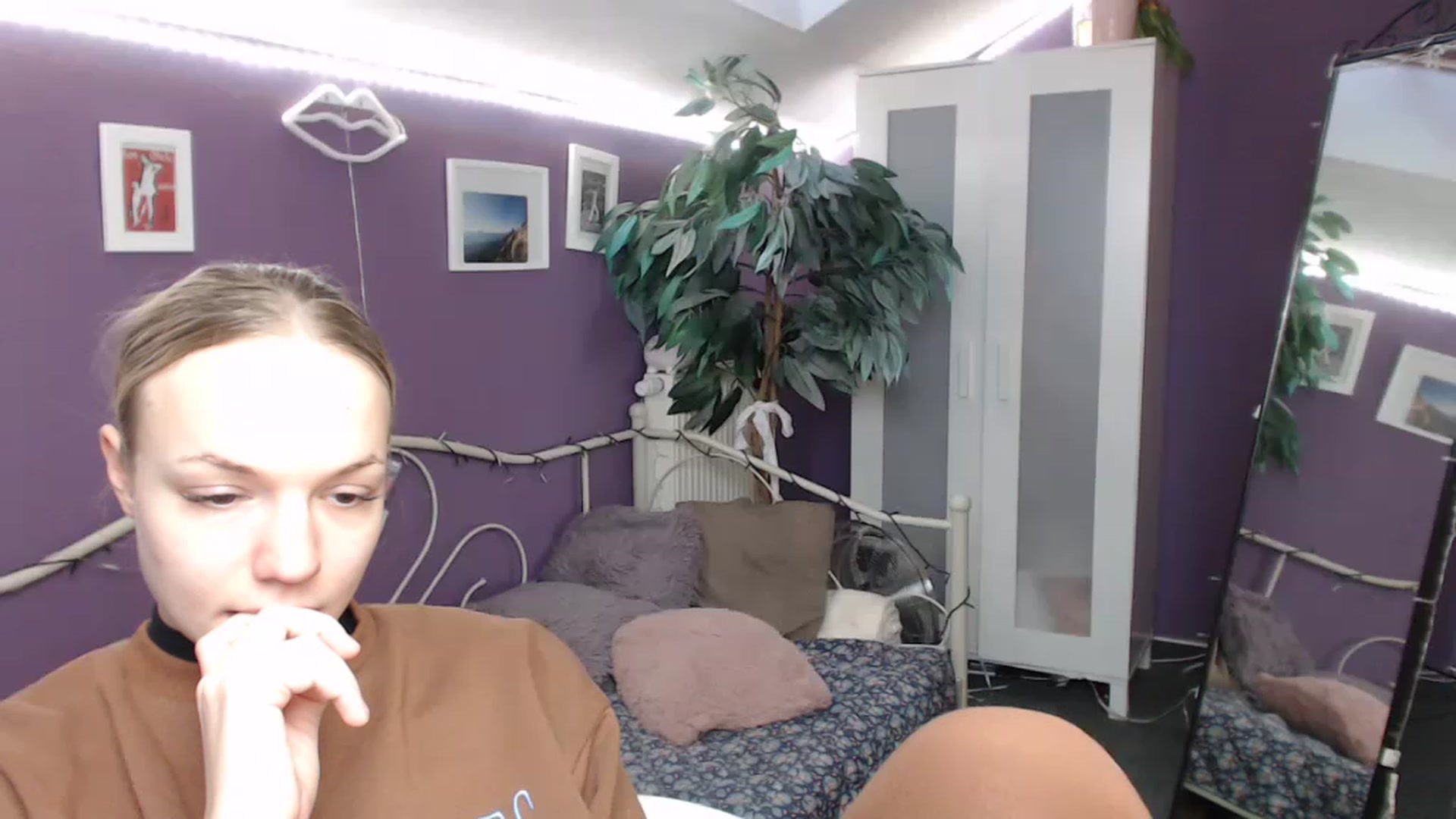 Gallery image thumbnail from JoanQueen's myfreecams stream on, 12/06/2022, 13:37 image 17 of 20