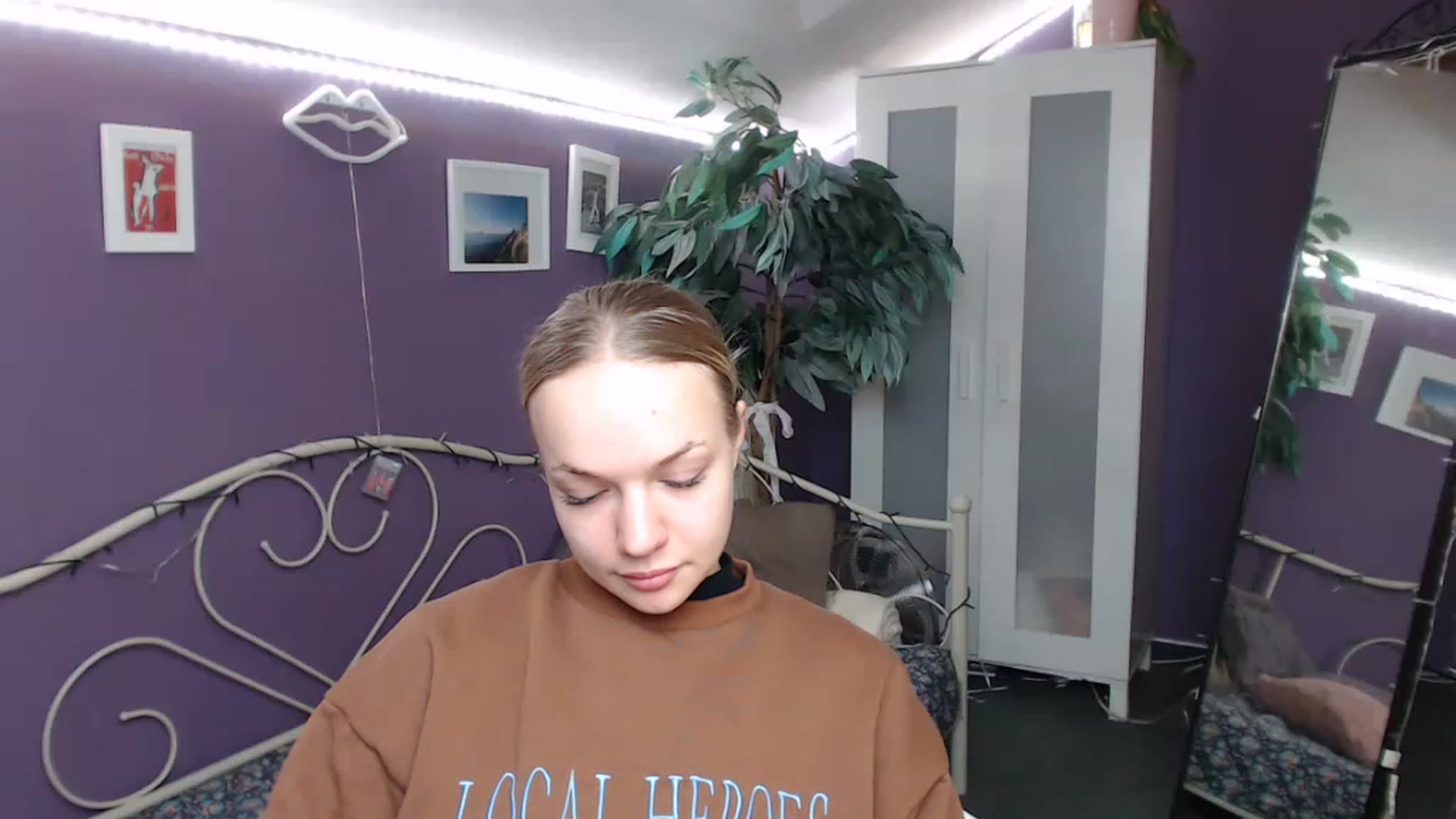 Gallery image thumbnail from JoanQueen's myfreecams stream on, 12/06/2022, 14:44 image 10 of 20