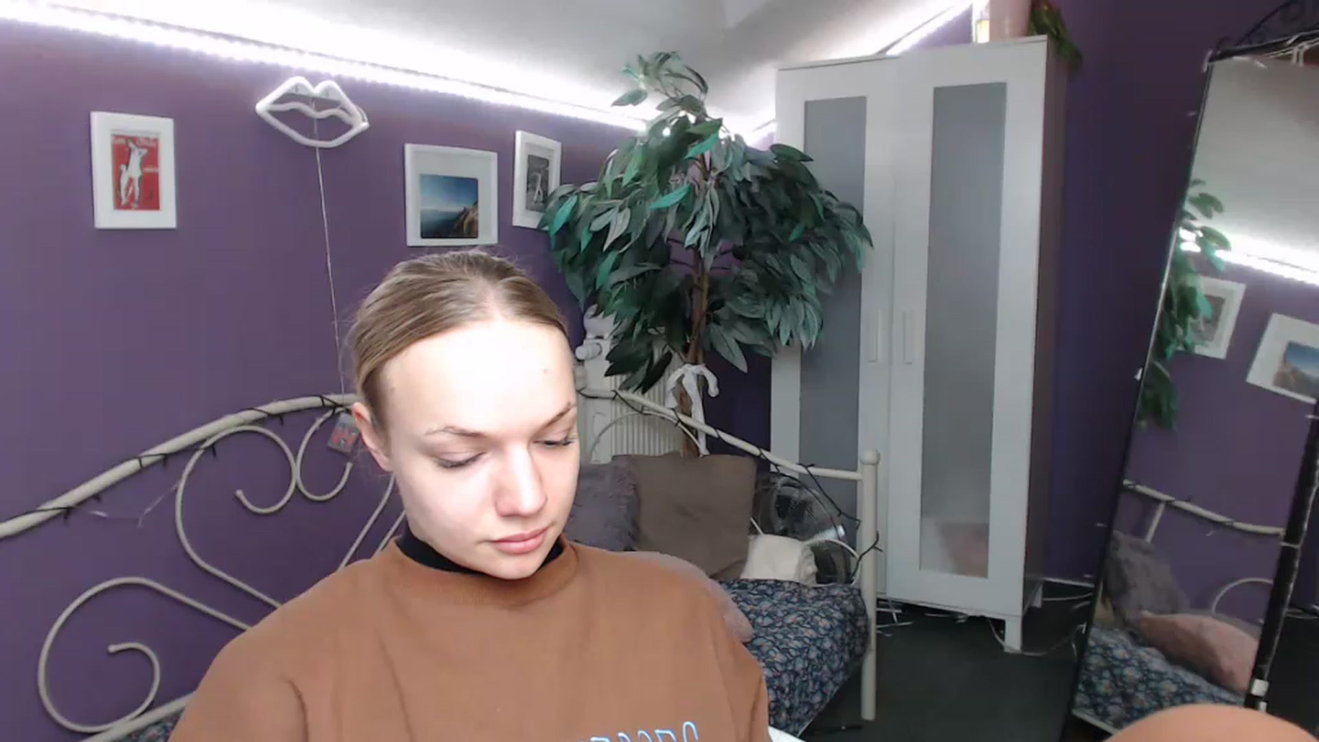 Gallery image thumbnail from JoanQueen's myfreecams stream on, 12/06/2022, 14:44 image 9 of 20