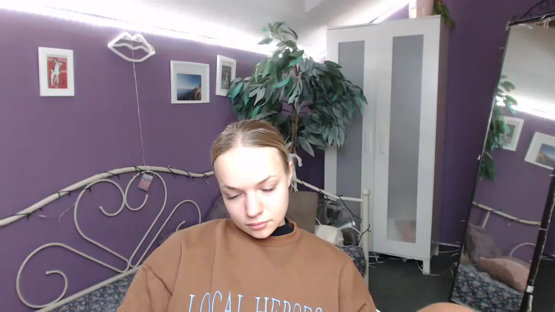 Gallery image thumbnail from JoanQueen's myfreecams stream on, 12/06/2022, 14:44 image 16 of 20