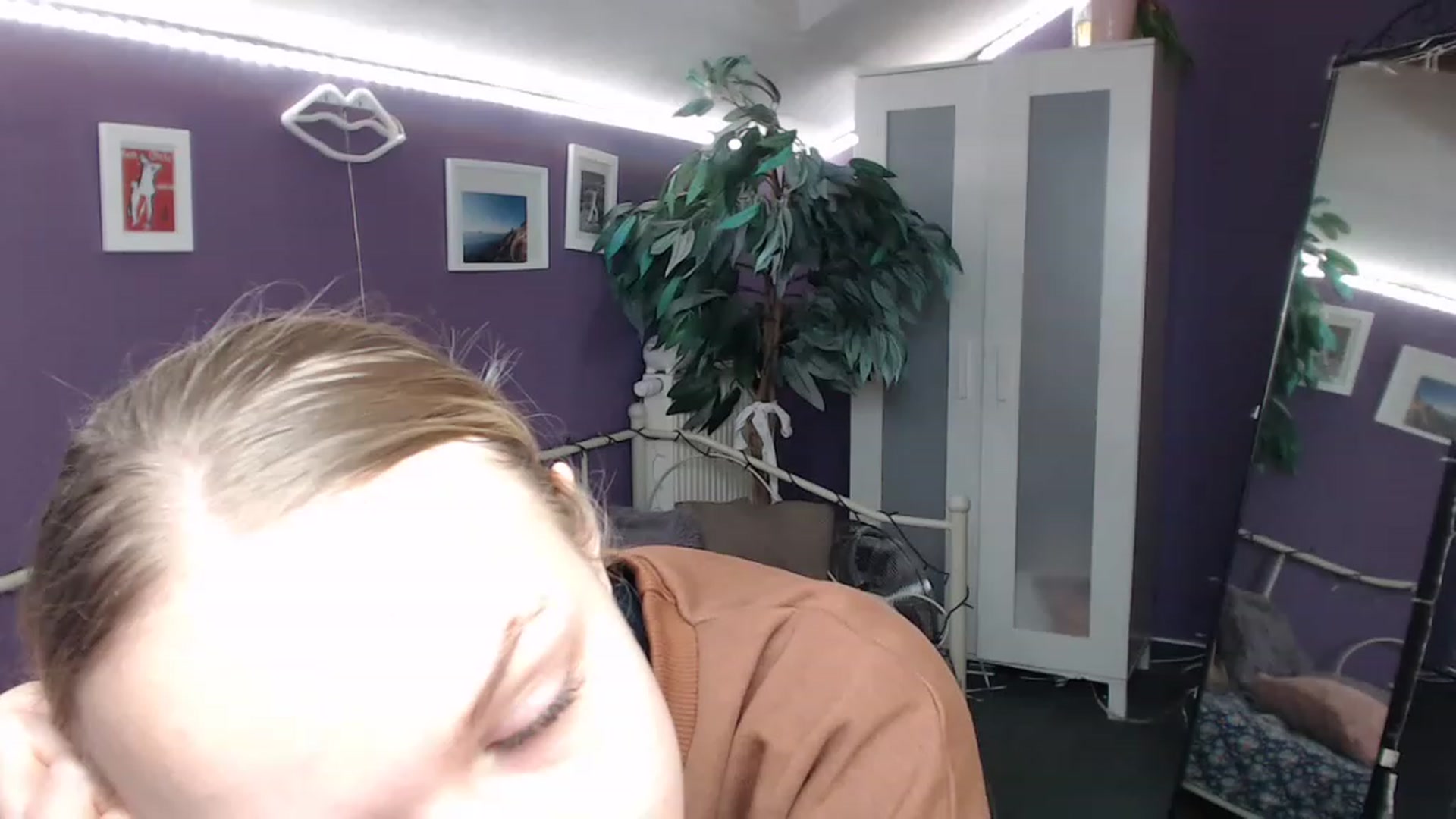 Gallery image thumbnail from JoanQueen's myfreecams stream on, 12/06/2022, 15:41 image 1 of 20