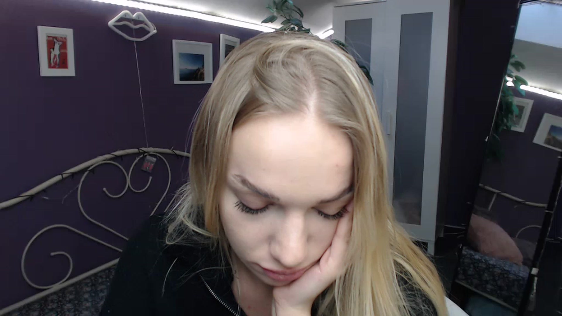 Gallery image thumbnail from JoanQueen's myfreecams stream on, 12/07/2022, 09:32 image 16 of 20