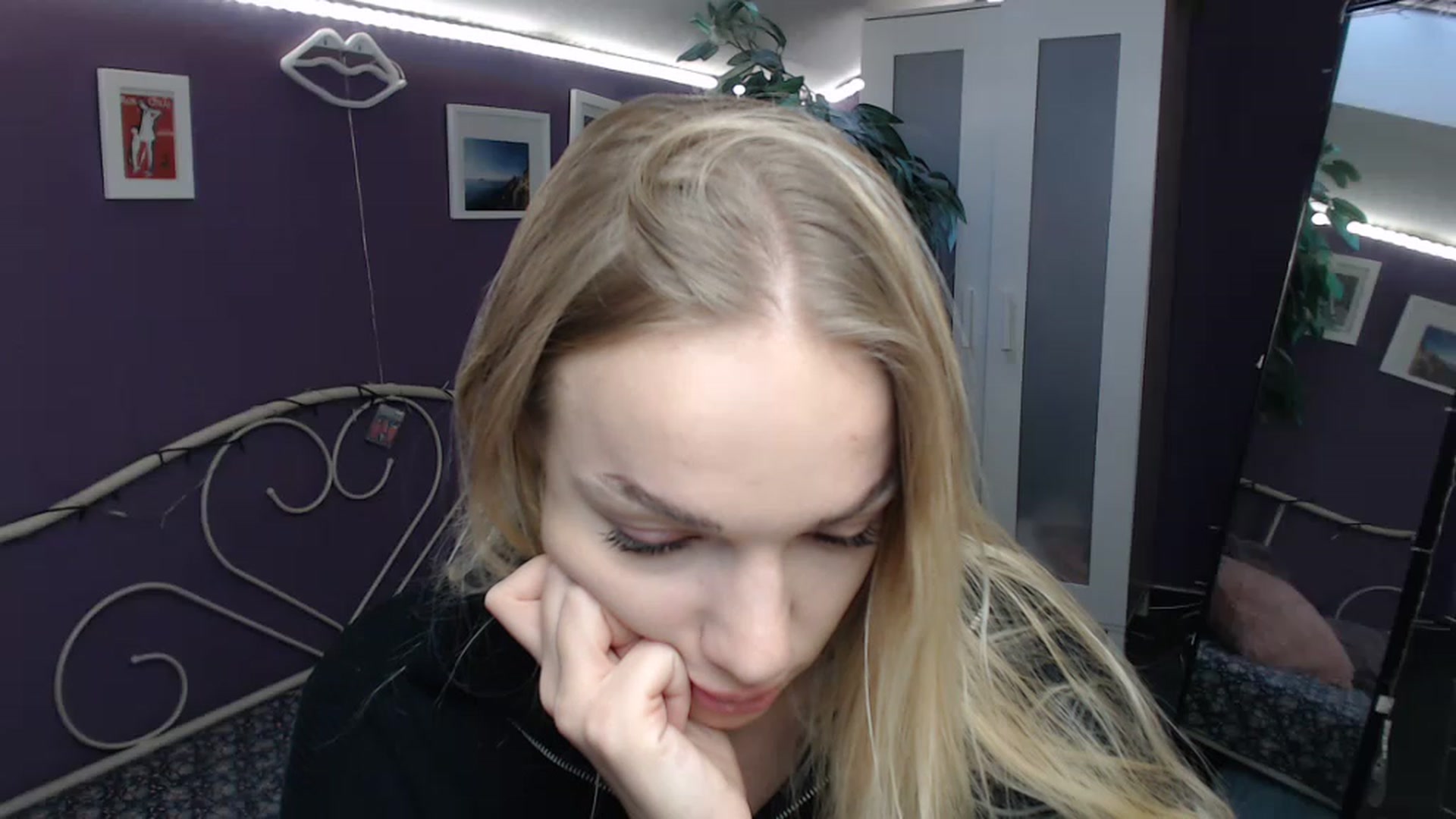 Gallery image thumbnail from JoanQueen's myfreecams stream on, 12/07/2022, 09:32 image 5 of 20