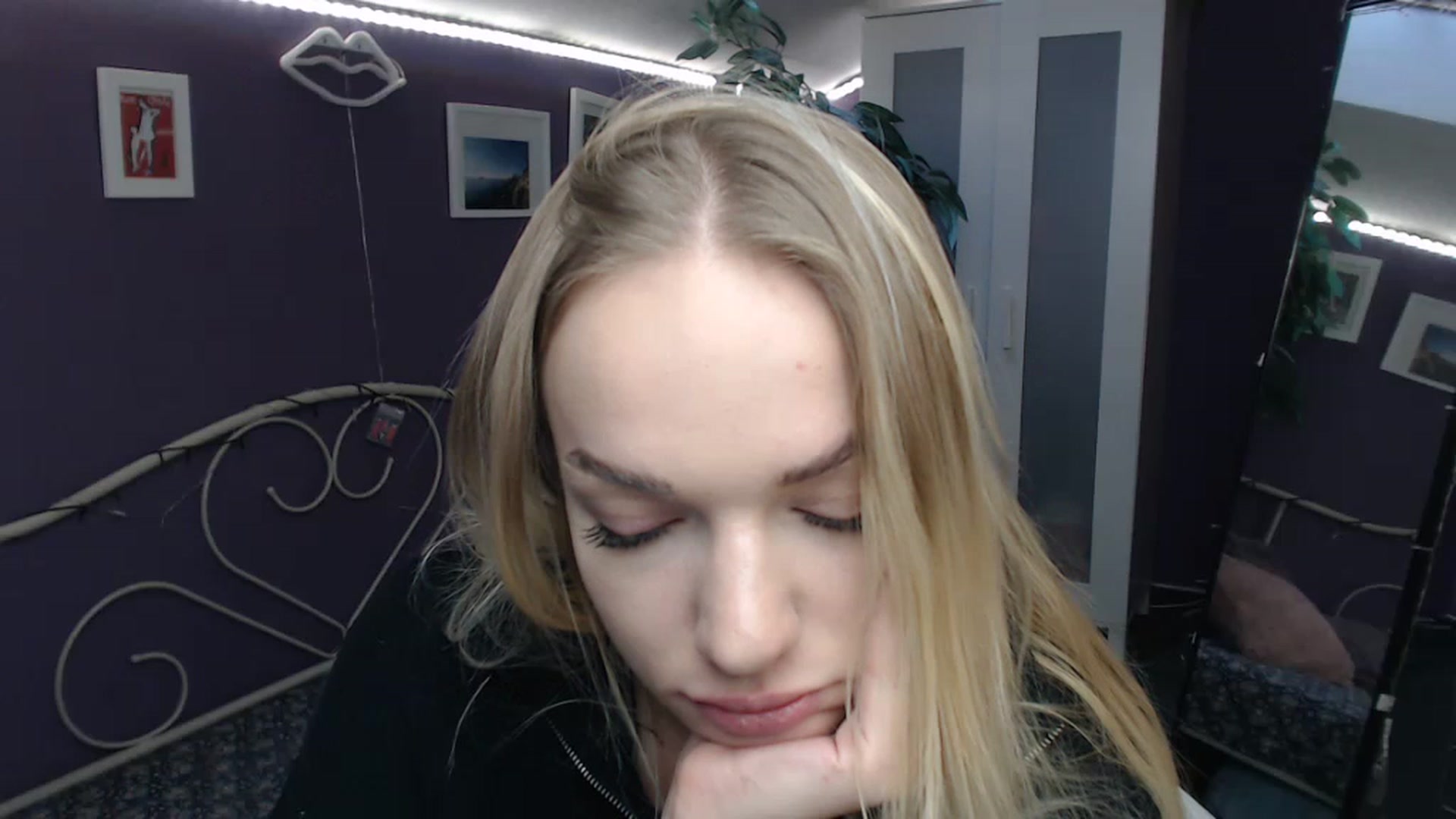 Gallery image thumbnail from JoanQueen's myfreecams stream on, 12/07/2022, 09:32 image 15 of 20