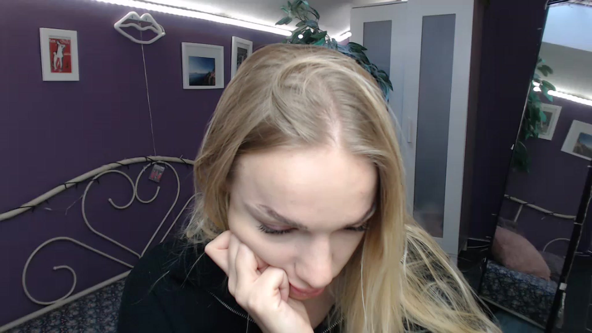 Gallery image thumbnail from JoanQueen's myfreecams stream on, 12/07/2022, 09:32 image 6 of 20