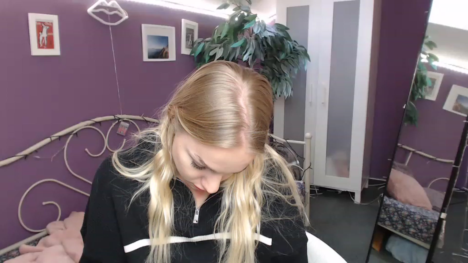 Gallery image thumbnail from JoanQueen's myfreecams stream on, 12/07/2022, 10:12 image 19 of 20