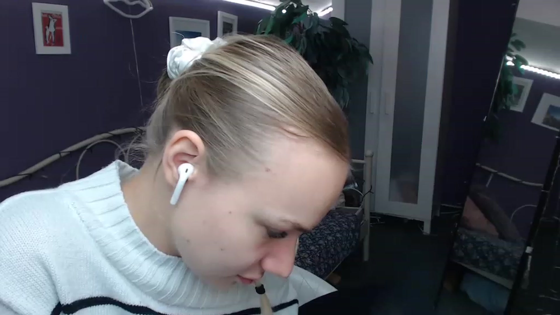 Gallery image thumbnail from JoanQueen's myfreecams stream on, 12/08/2022, 10:19 image 17 of 20