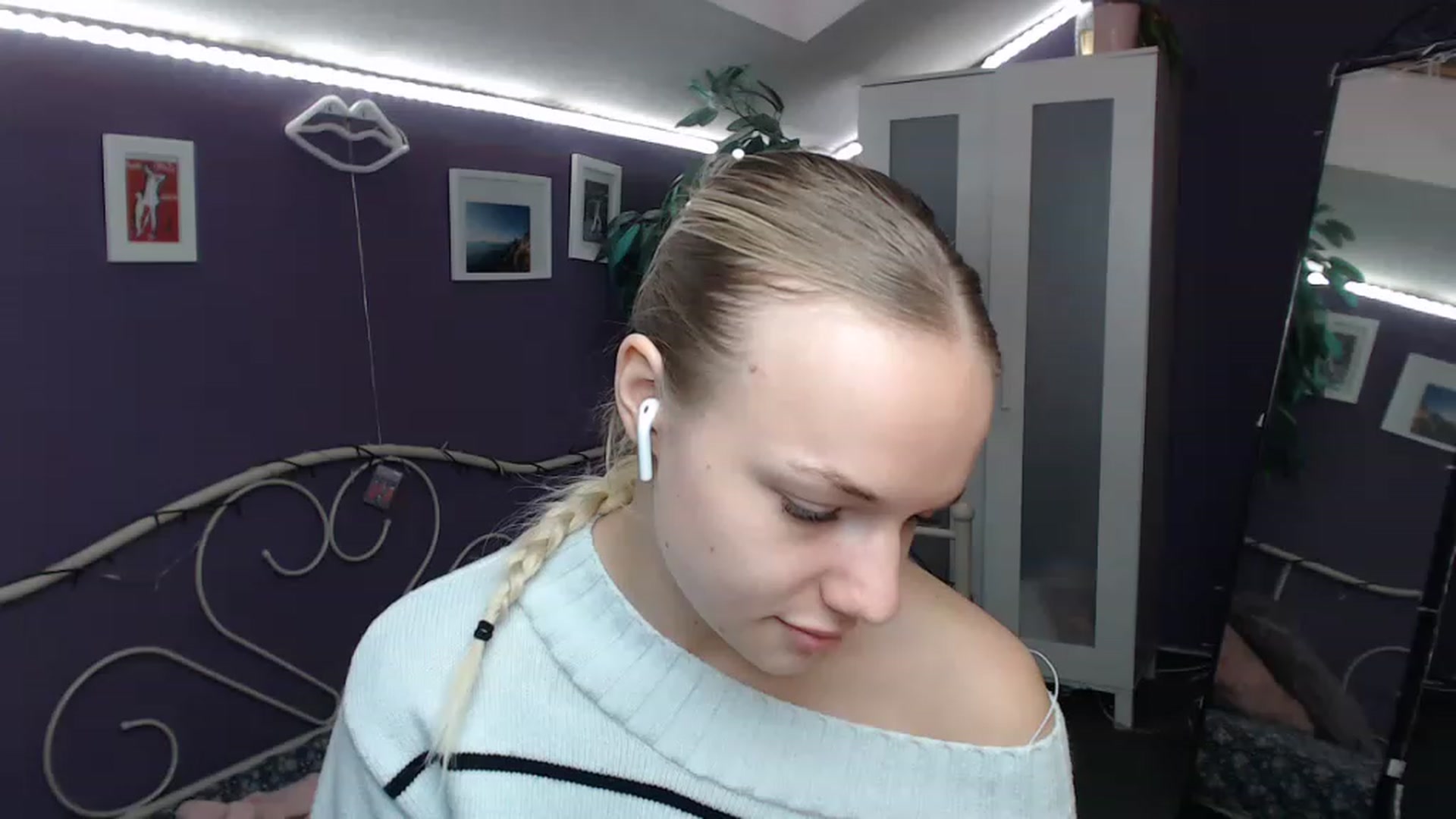 Gallery image thumbnail from JoanQueen's myfreecams stream on, 12/08/2022, 10:19 image 20 of 20