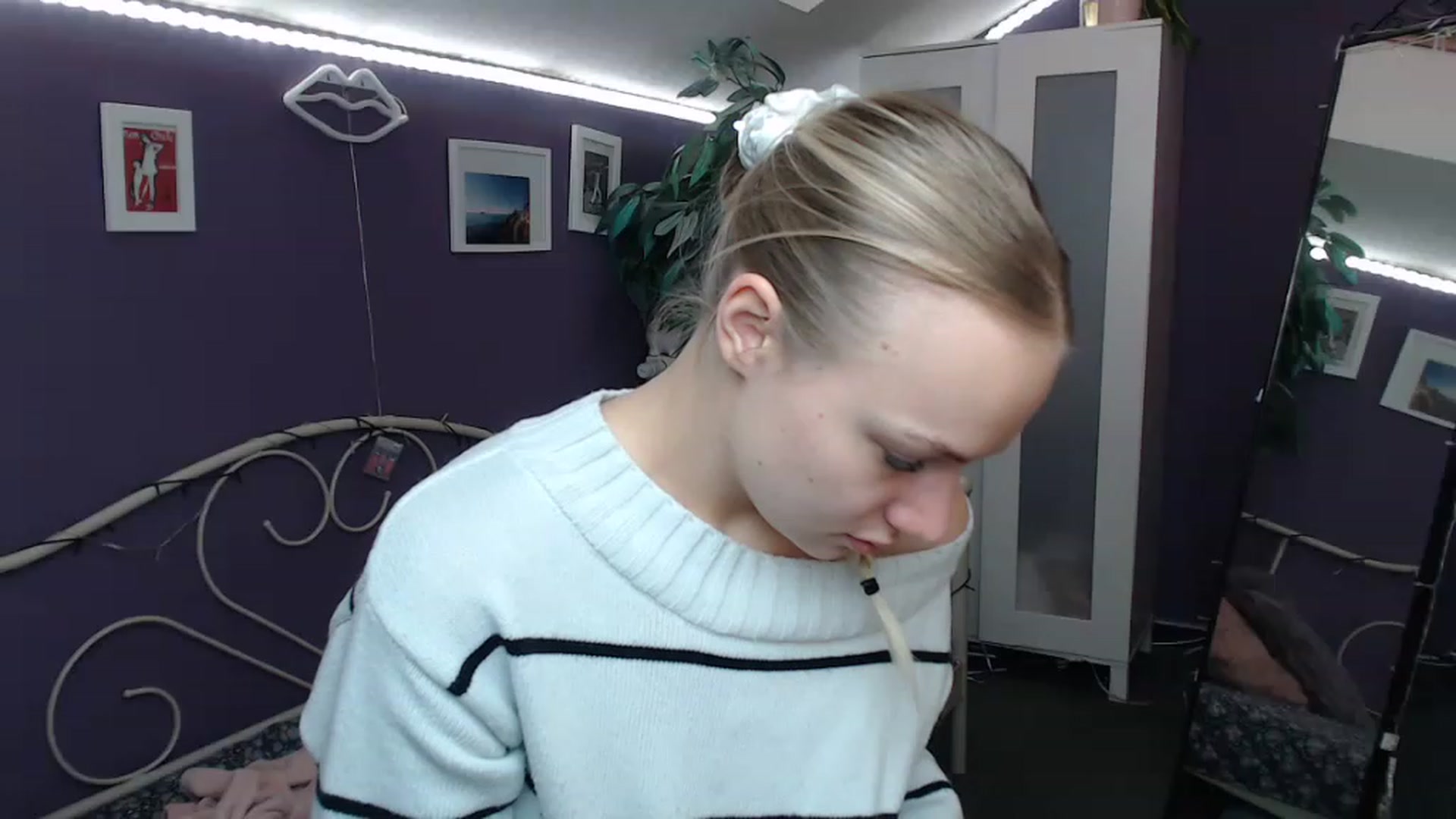 Gallery image thumbnail from JoanQueen's myfreecams stream on, 12/08/2022, 10:19 image 1 of 20