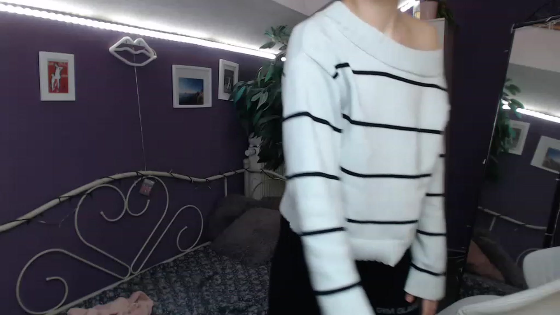 Gallery image thumbnail from JoanQueen's myfreecams stream on, 12/08/2022, 10:19 image 19 of 20