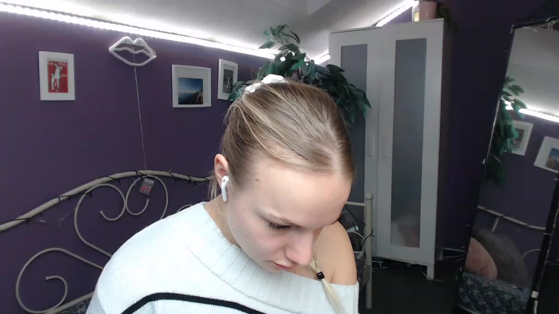 Gallery image thumbnail from JoanQueen's myfreecams stream on, 12/08/2022, 14:50 image 6 of 20