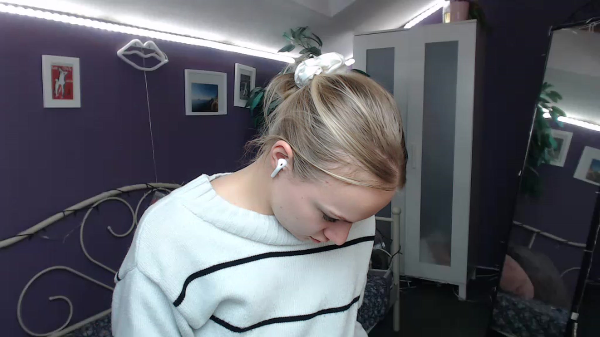 Gallery image thumbnail from JoanQueen's myfreecams stream on, 12/08/2022, 14:50 image 1 of 20